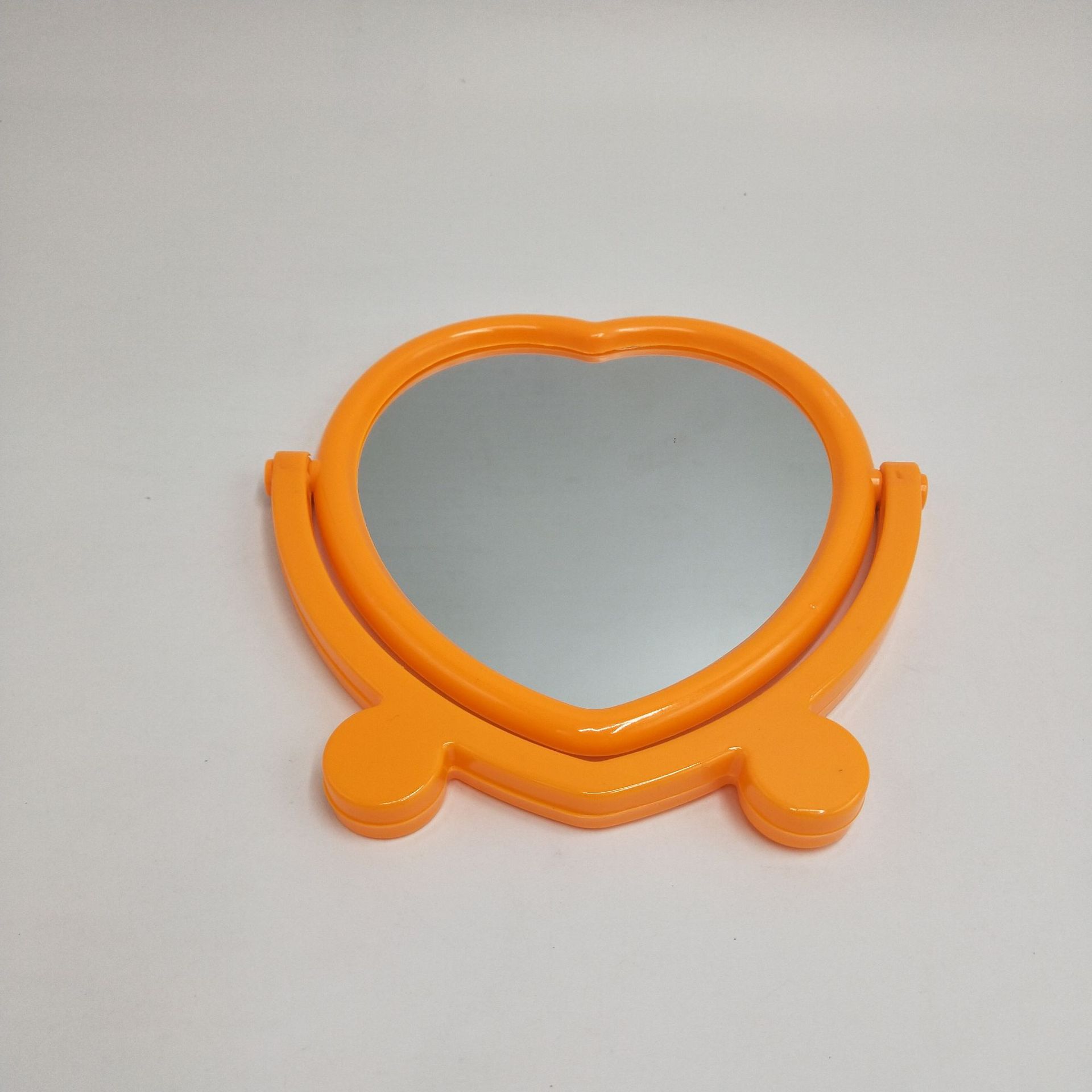 Linyi factory wholesale two yuan supermarket supply of goods 2 yuan hot selling desktop mirror heart-shaped desktop makeup and dressing mirror