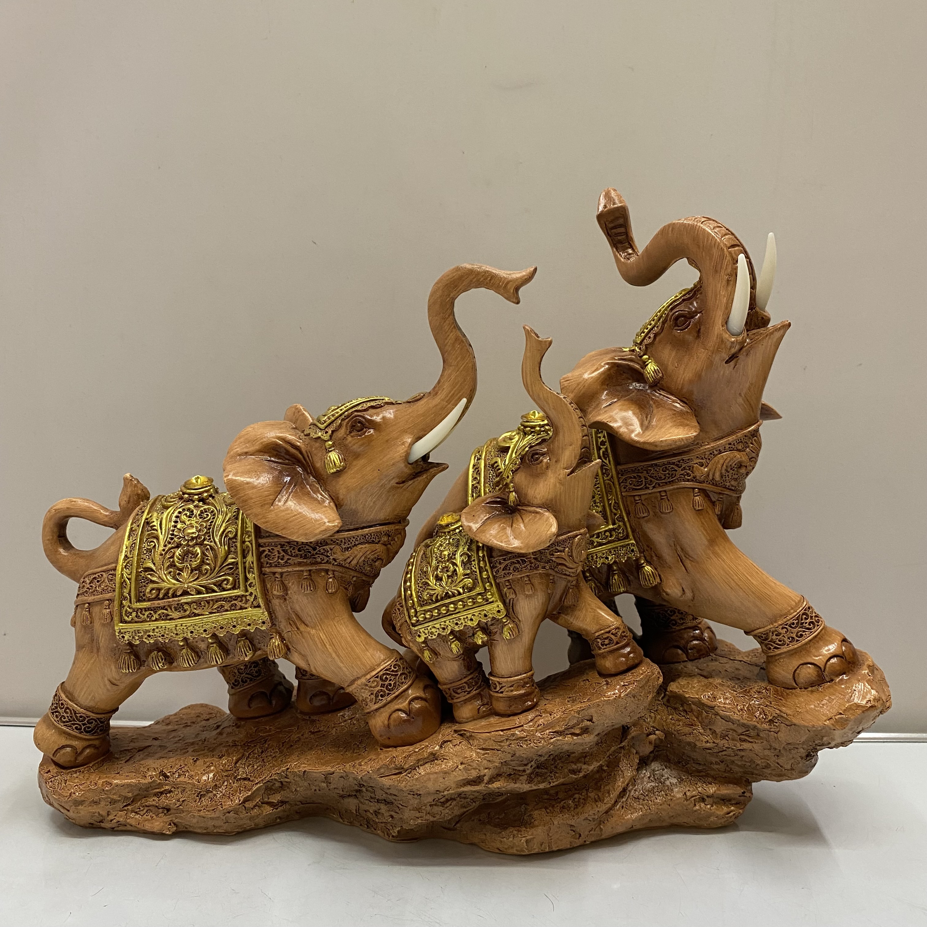 Resin Crafts a Family of Three Auspicious Golden Elephant Ornaments TV Cabinet Wine Cabinet Home Decoration Gift Decoration