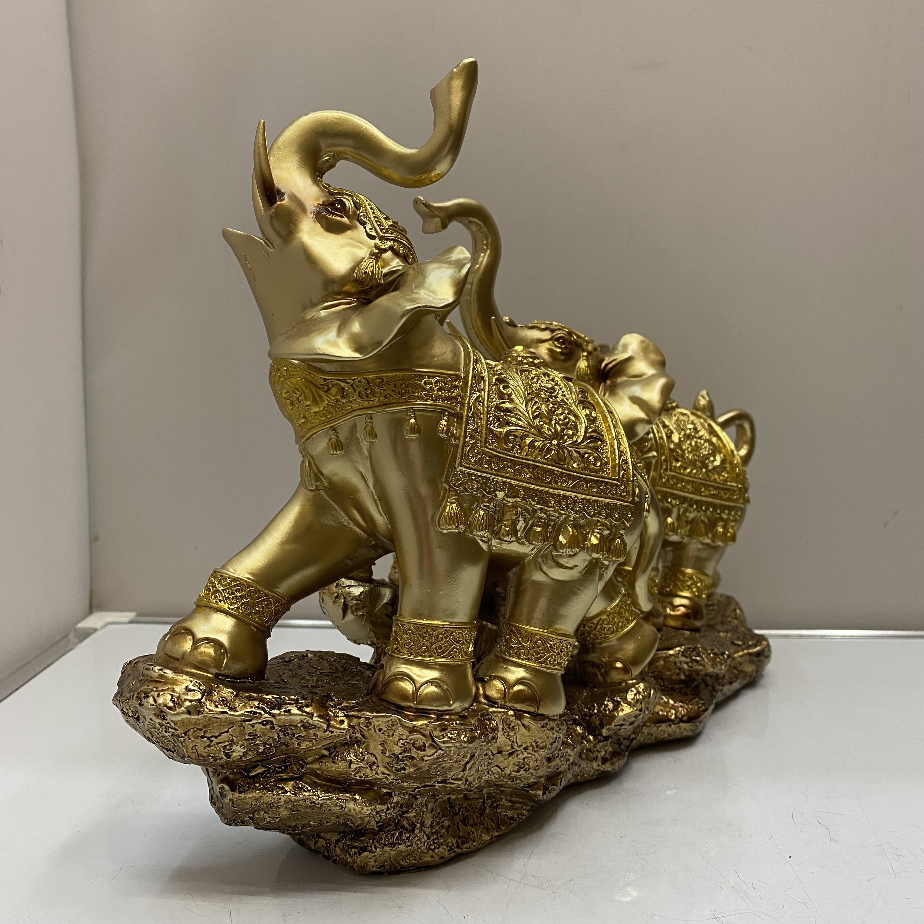 Resin Crafts a Family of Three Auspicious Golden Elephant Ornaments TV Cabinet Wine Cabinet Home Decoration Gift Decoration Resin Crafts a Family of Three Auspicious Golden Elephant Ornaments TV Cabinet Wine Cabinet Home Decoration Gift Decoration