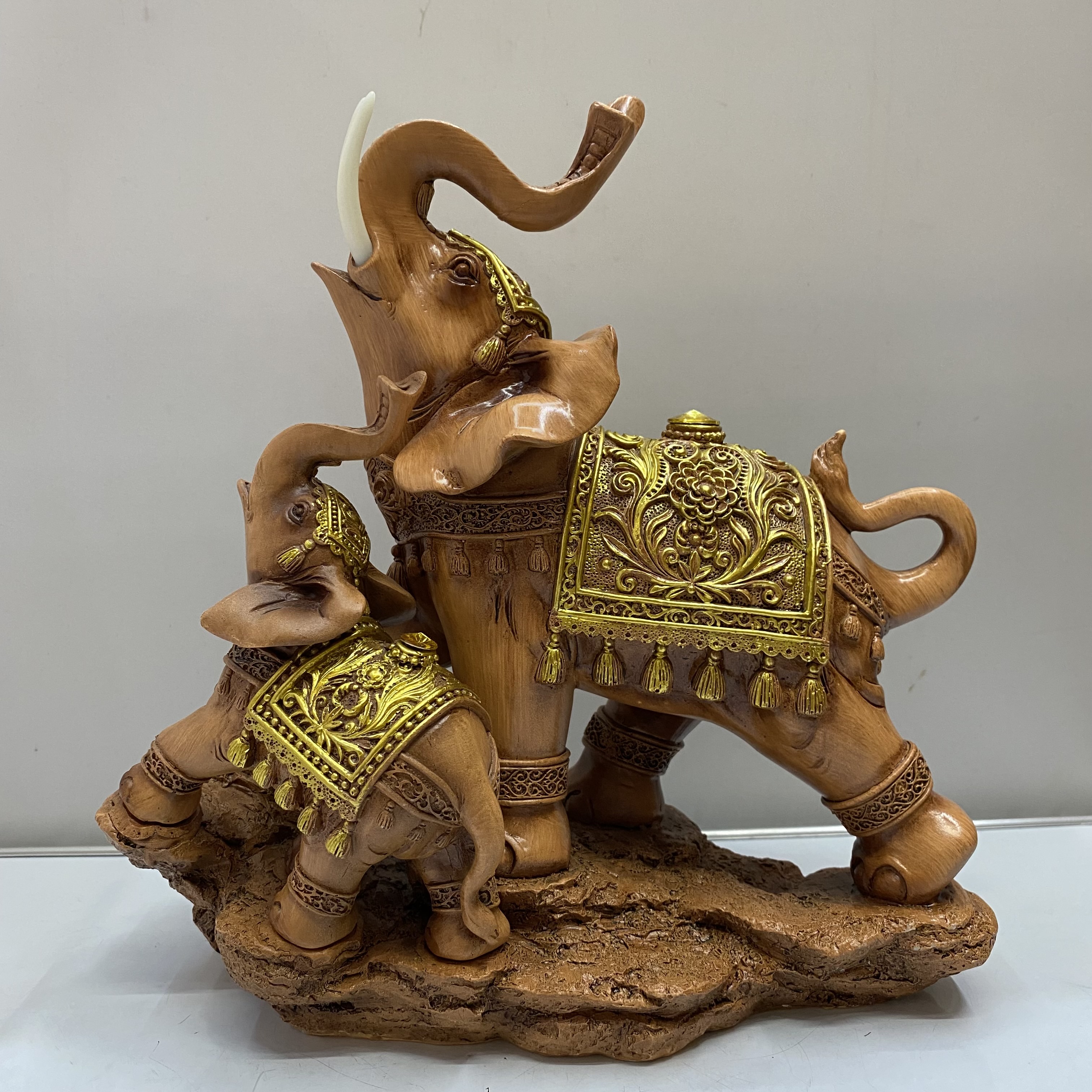 Resin Crafts Southeast Asian Style Mother and Child Elephant Decoration Living Room TV Cabinet Wine Cabinet Decorative Craft Gift Resin Crafts Southeast Asian Style Mother and Child Elephant Decoration Living Room TV Cabinet Wine Cabinet Decorative Craft Gift