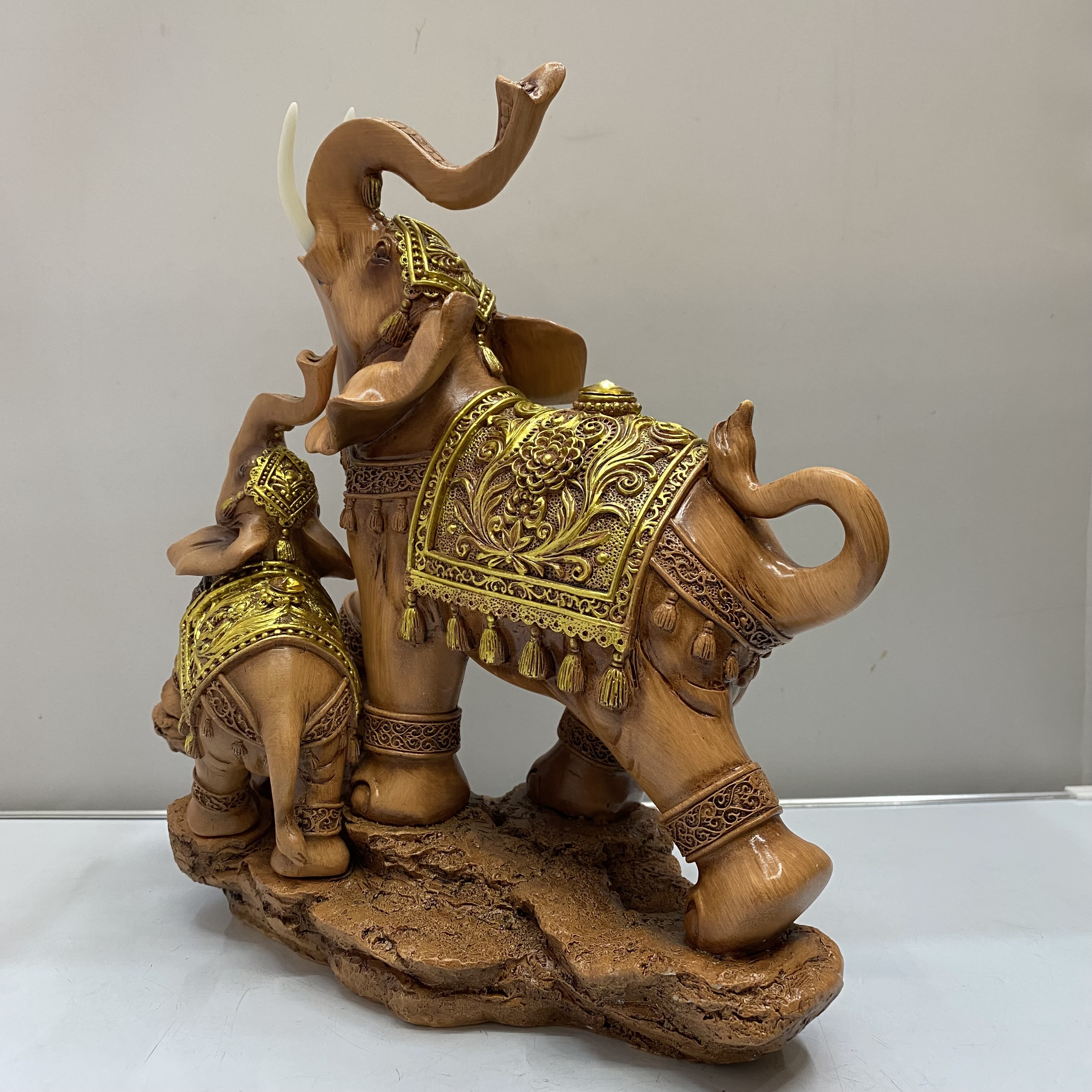 Resin Crafts Southeast Asian Style Mother and Child Elephant Decoration Living Room TV Cabinet Wine Cabinet Decorative Craft Gift Resin Crafts Southeast Asian Style Mother and Child Elephant Decoration Living Room TV Cabinet Wine Cabinet Decorative Craft Gift