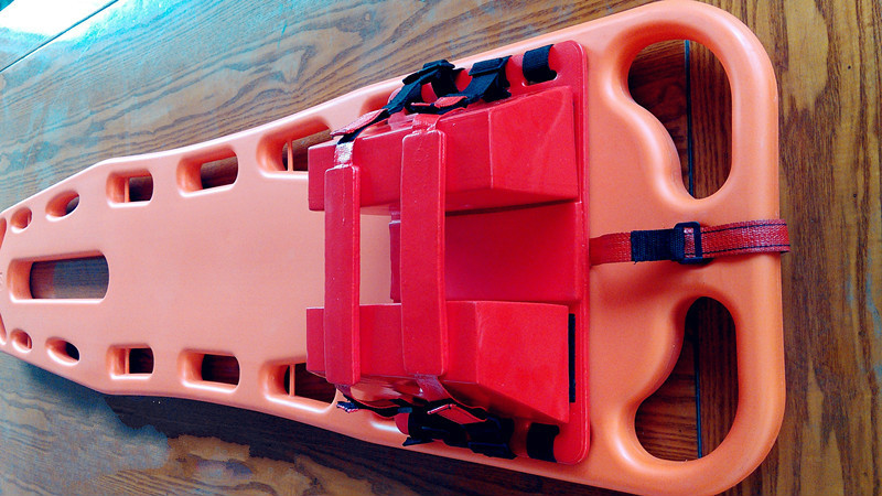First aid spinal board swimming rescue board floating aid board fixing the injured person's spinal board rigid stretcher First aid spinal board swimming rescue board floating aid board fixing the injured person's spinal board rigid stretcher