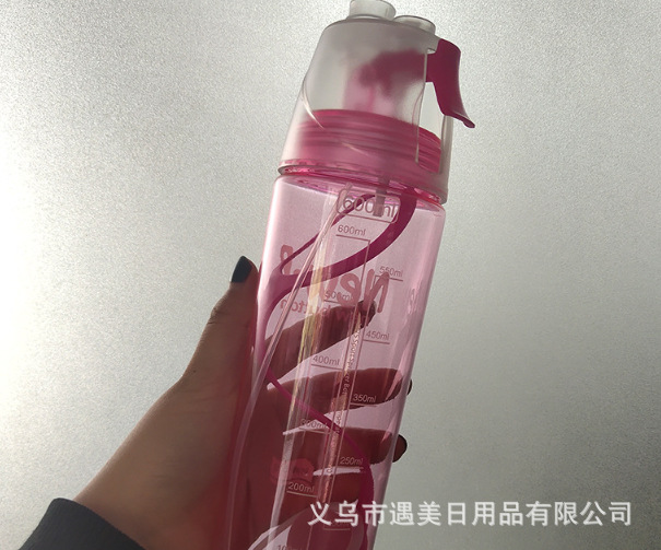 Trending Creative Plastic Spray Cup Portable Sports Water Cooling and Hydrating Dual Use Water Cup Portable Fitness Sports Cup