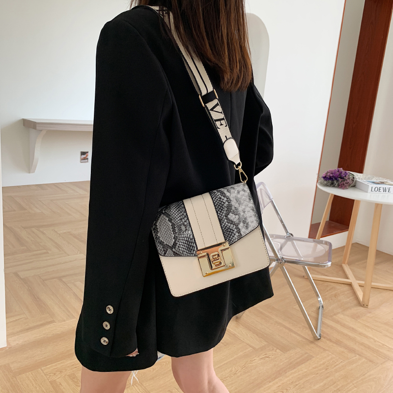 Women&#039;s Bag 2021 New Snake Pattern Veil Contrast Color Lock Chain Small Square Bag Fashion Leisure Phone Bag Small Bag