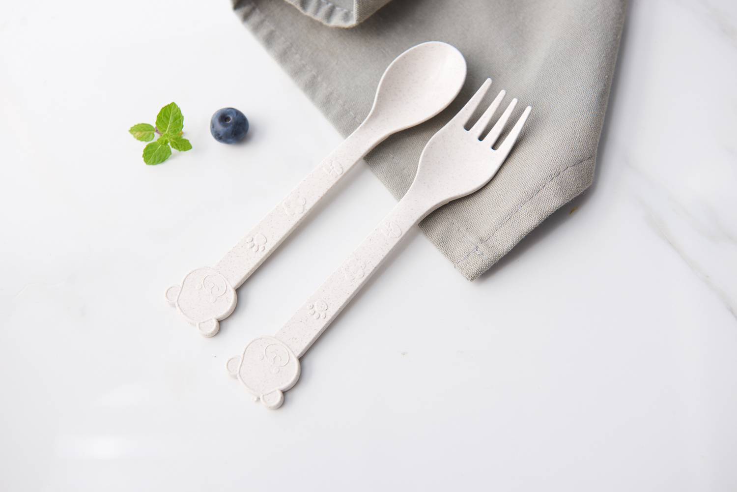 Children tableware wheat straw children suit cartoon penguin three piece set of spoon fork plate set three grid plate Children tableware wheat straw children suit cartoon penguin three piece set of spoon fork plate set three grid plate