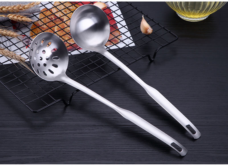 Factory Direct Sales 304 Stainless Steel Kitchenware Hot Pot Soup Ladle Perforated Ladle Kitchen Cooking Spoon with Long Handle