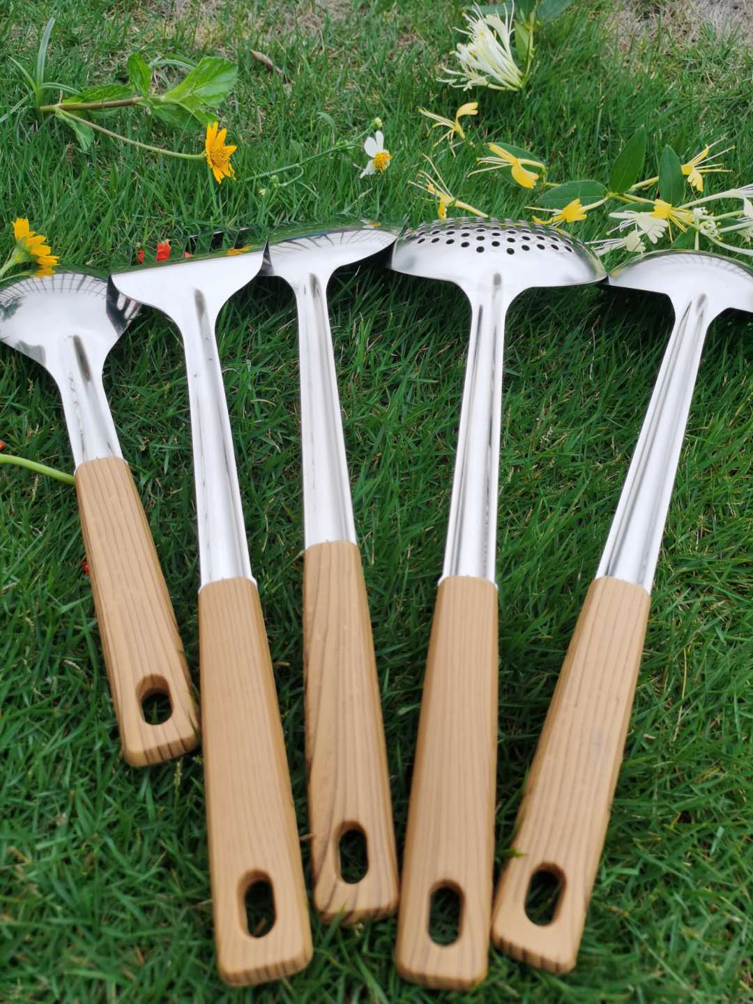 Stainless Steel Wooden Handle Non-Slip and Hot Kitchen Utensils Can Be Hung Hot Pot Soup Ladle Rice Spoon Colander Frying Shovel