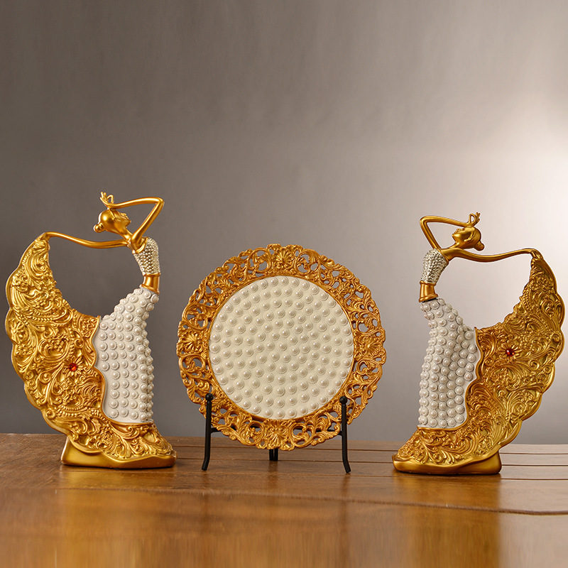 A set of three European - style money female character resin handicraft creative gift sitting room wine cabinet TV cabinet decoration