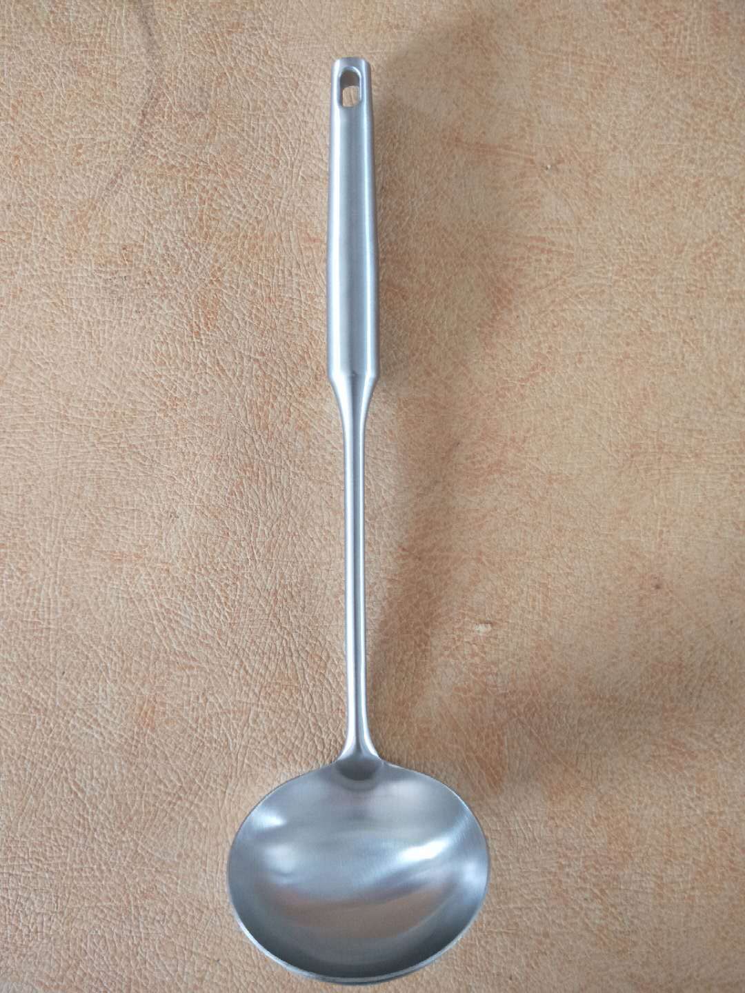Stainless Steel Oil-Proof Kitchen Spoon Long Handle Non-Slip and Hot Kitchen Utensils Hanging Hot Pot Soup Ladle 2020 New Style