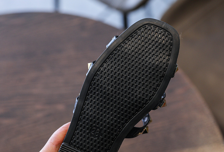 Girls' Slipper Fashion Rivet Hollow-out Open Toe Children's Shoes Outdoor Non-Slip Slippers Summer New Korean Fashion Girls' Slipper Fashion Rivet Hollow-out Open Toe Children's Shoes Outdoor Non-Slip Slippers Summer New Korean Fashion