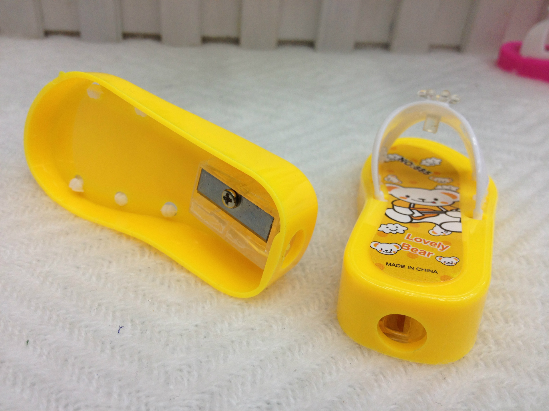 Students with flowered slipper pencil sharpener with plastic case single-hole pencil sharpener Students with flowered slipper pencil sharpener with plastic case single-hole pencil sharpener