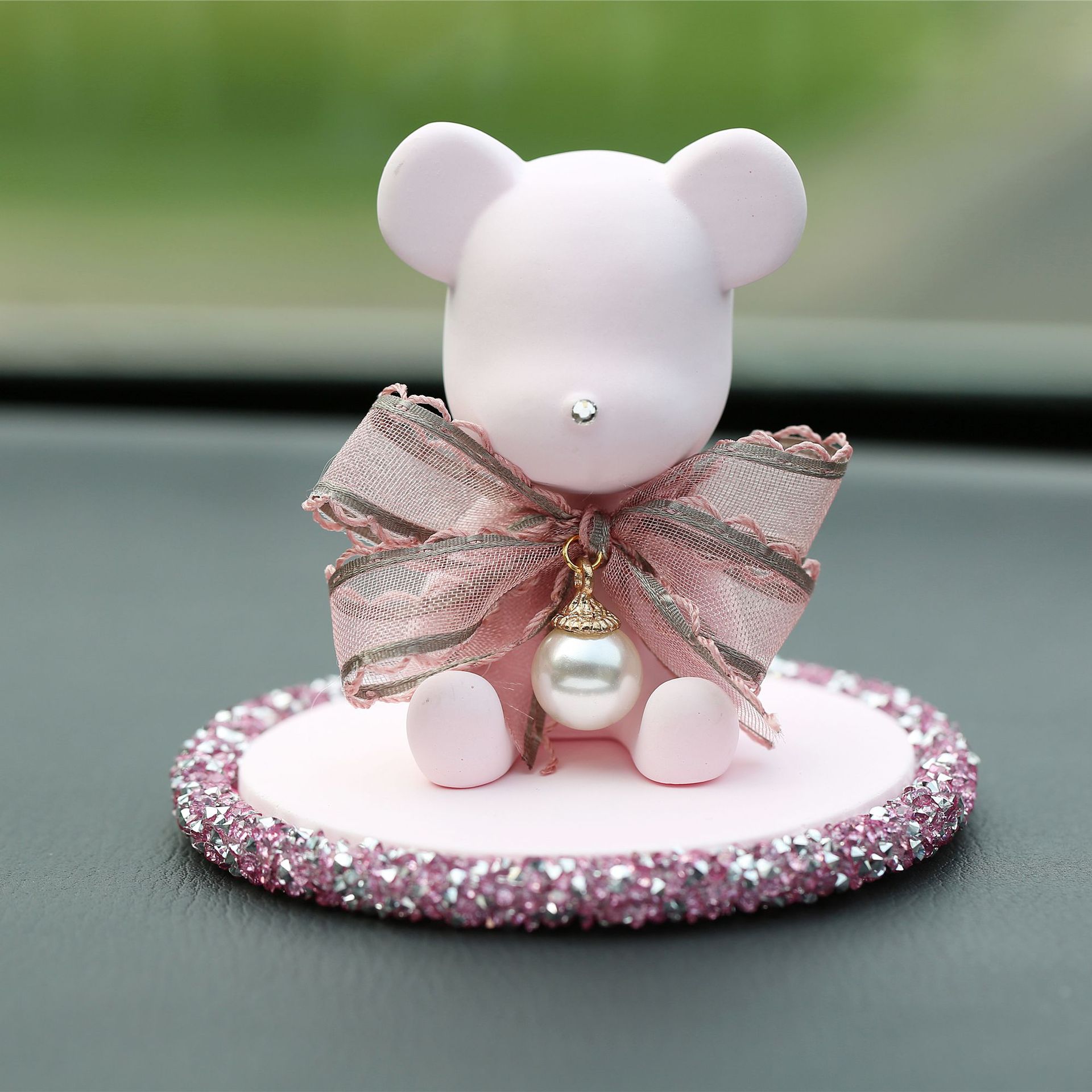Plaster bear fragrance car set up a express cartoon bear car perfume interior Plaster bear fragrance car set up a express cartoon bear car perfume interior