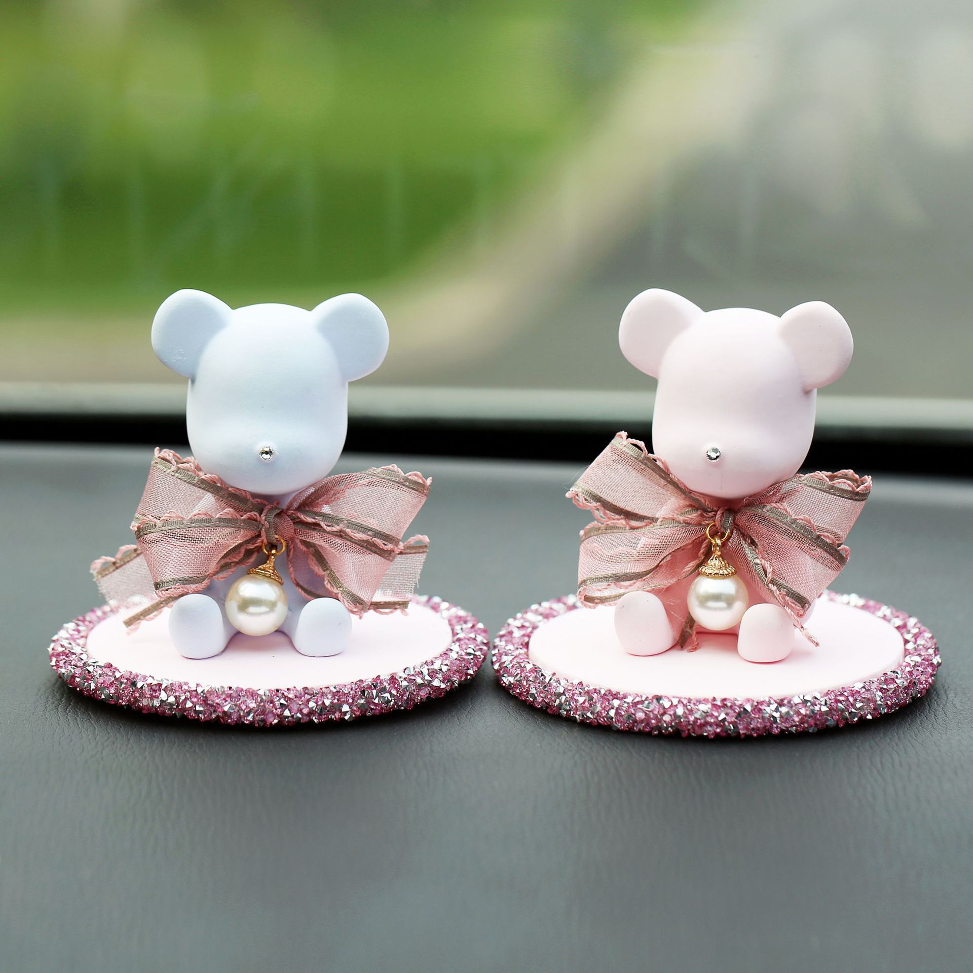 Plaster bear fragrance car set up a express cartoon bear car perfume interior Plaster bear fragrance car set up a express cartoon bear car perfume interior