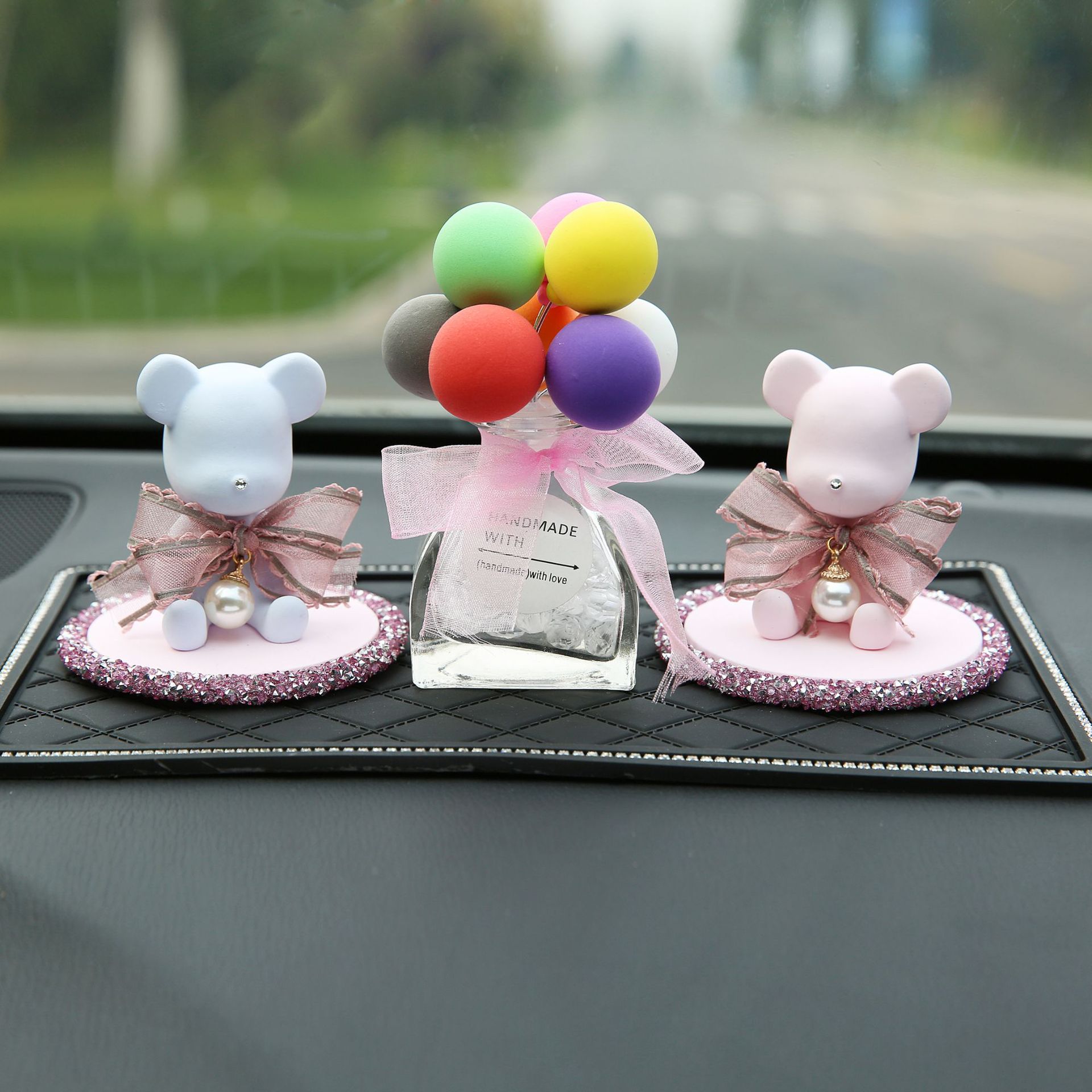 Plaster bear fragrance car set up a express cartoon bear car perfume interior Plaster bear fragrance car set up a express cartoon bear car perfume interior