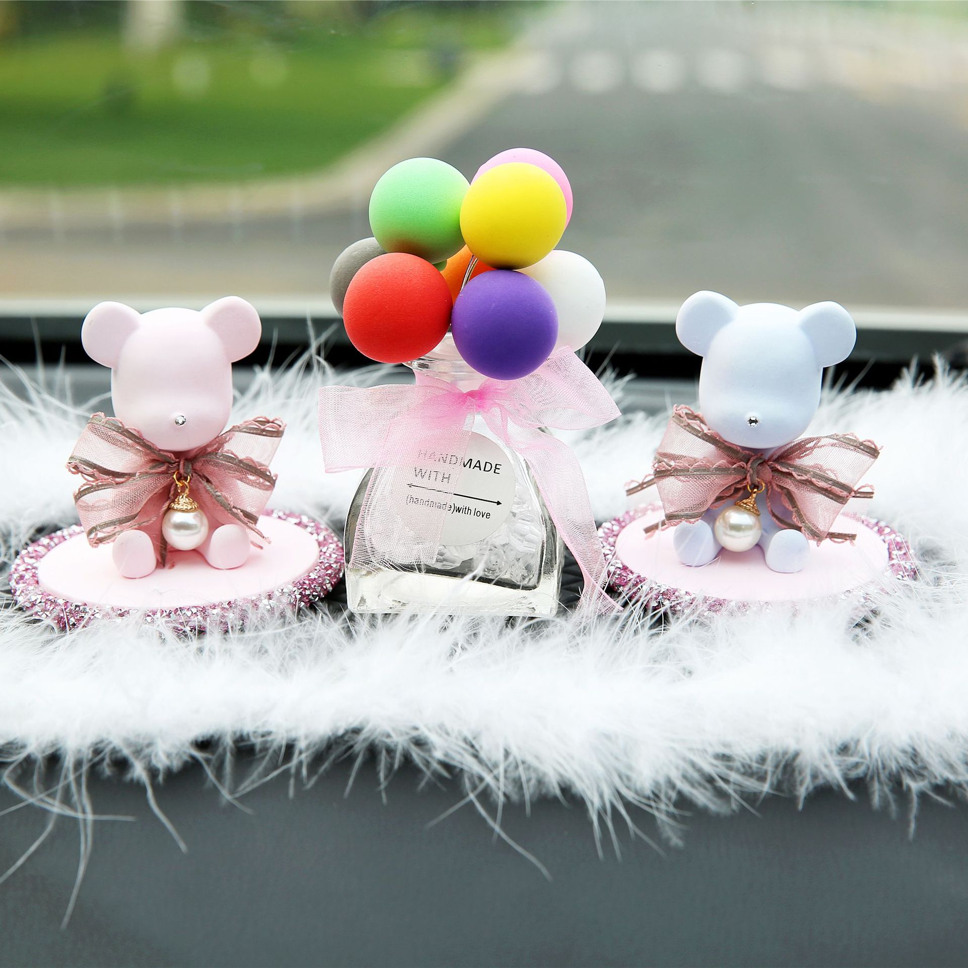 Plaster bear fragrance car set up a express cartoon bear car perfume interior Plaster bear fragrance car set up a express cartoon bear car perfume interior