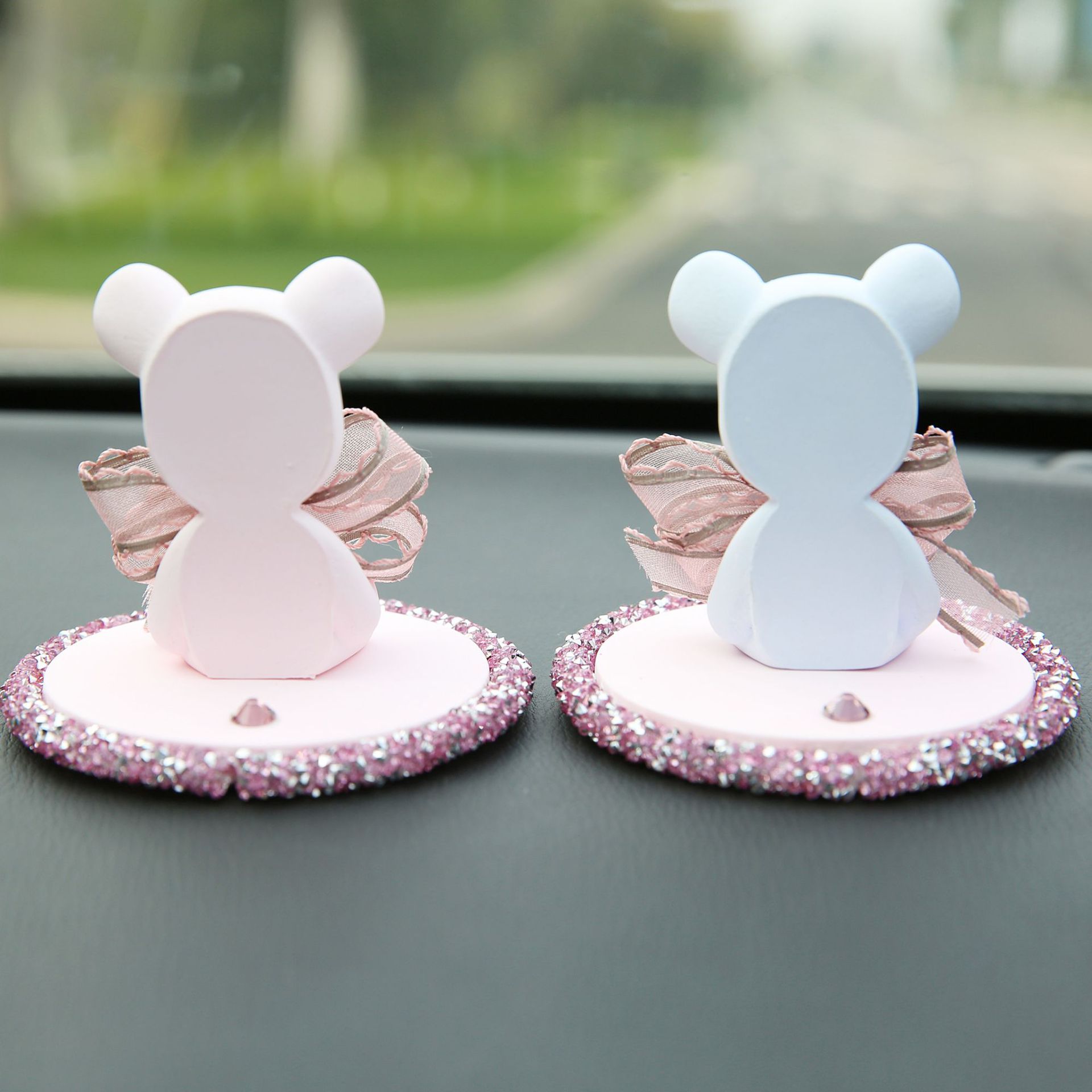 Plaster bear fragrance car set up a express cartoon bear car perfume interior Plaster bear fragrance car set up a express cartoon bear car perfume interior