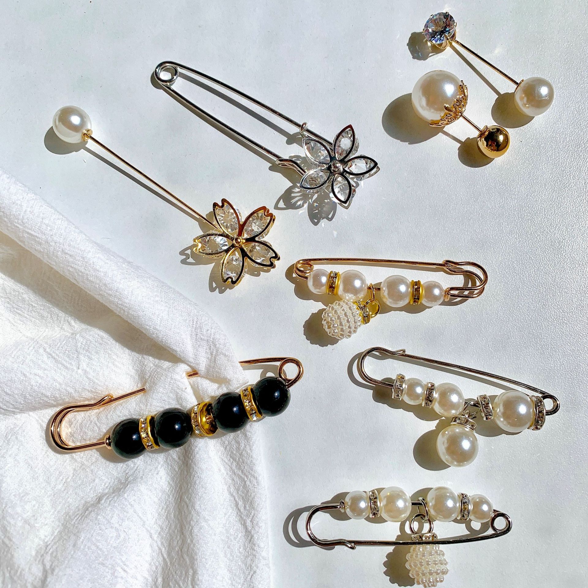 Brooch Female Pin Anti-Unwanted-Exposure Buckle Fixed Clothes Waist of Trousers Small Waist Elastic Waist Skirt Waist Safety Pin Brooch Female Pin Anti-Unwanted-Exposure Buckle Fixed Clothes Waist of Trousers Small Waist Elastic Waist Skirt Waist Safety Pin