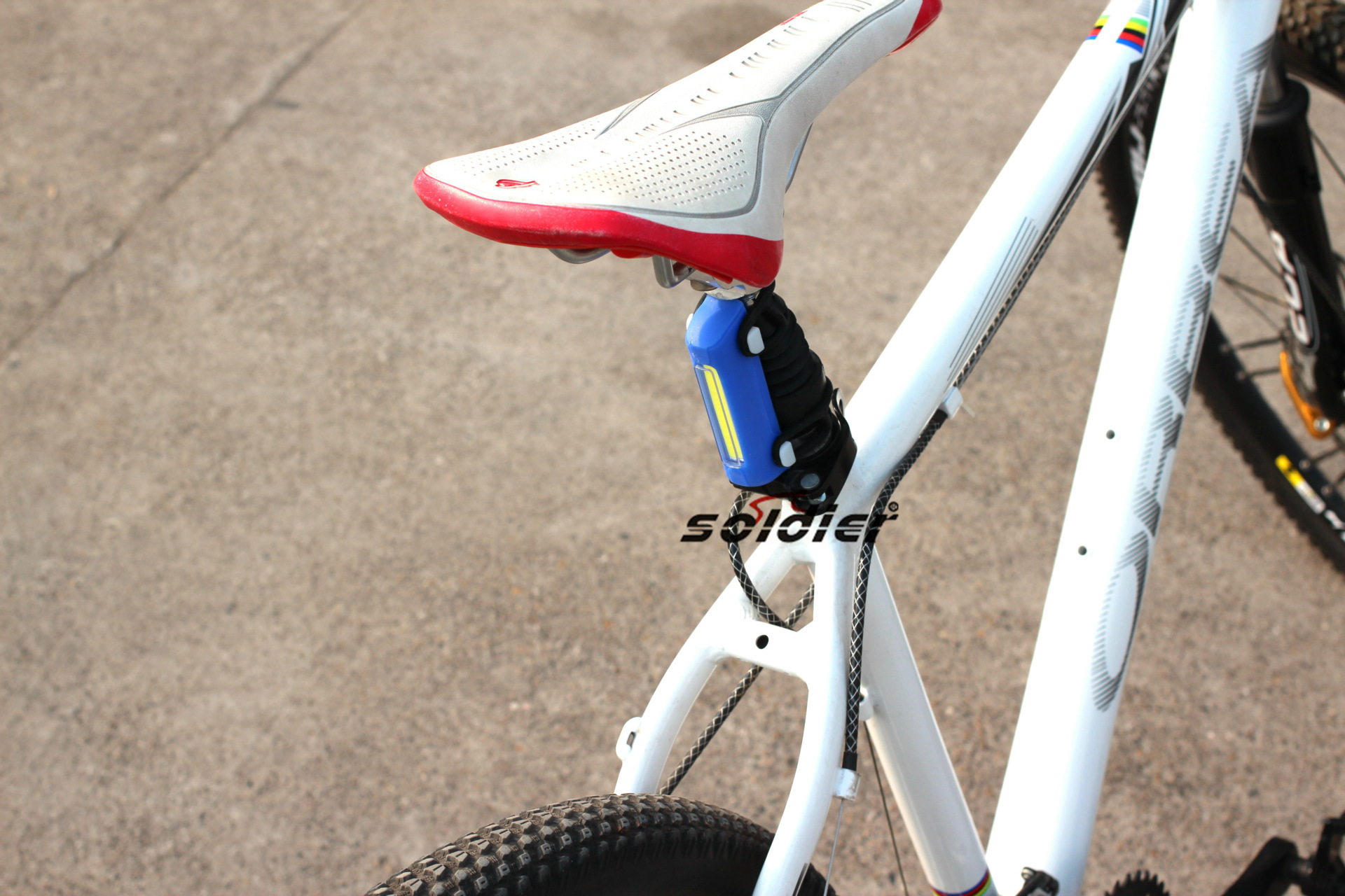 New bicycle taillight rear light safety warning light rechargeable /10287 double leather buckle