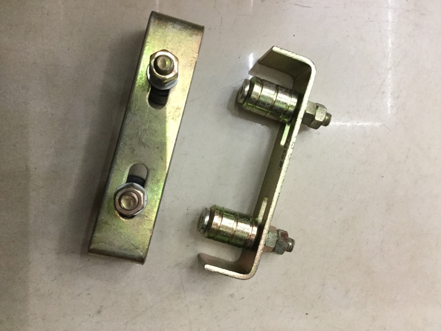 The Double row roller track roller track earth wheel warehouse iron door wheel ground pulley bracket