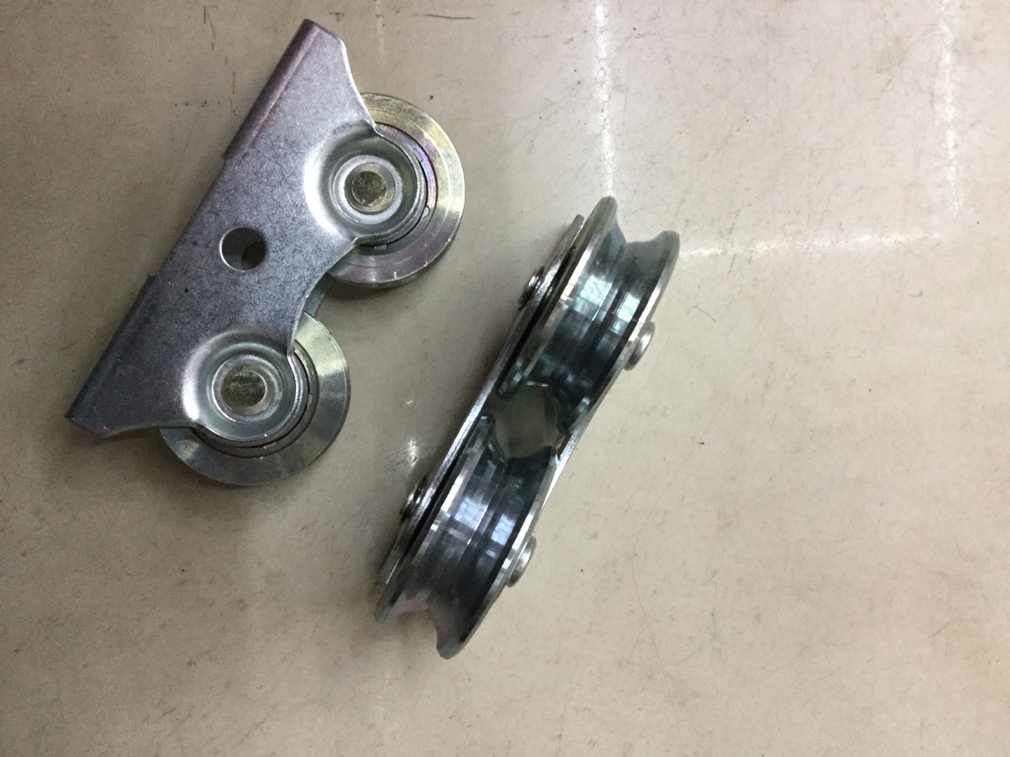 The Double row roller track roller track earth wheel warehouse iron door wheel ground pulley bracket The Double row roller track roller track earth wheel warehouse iron door wheel ground pulley bracket
