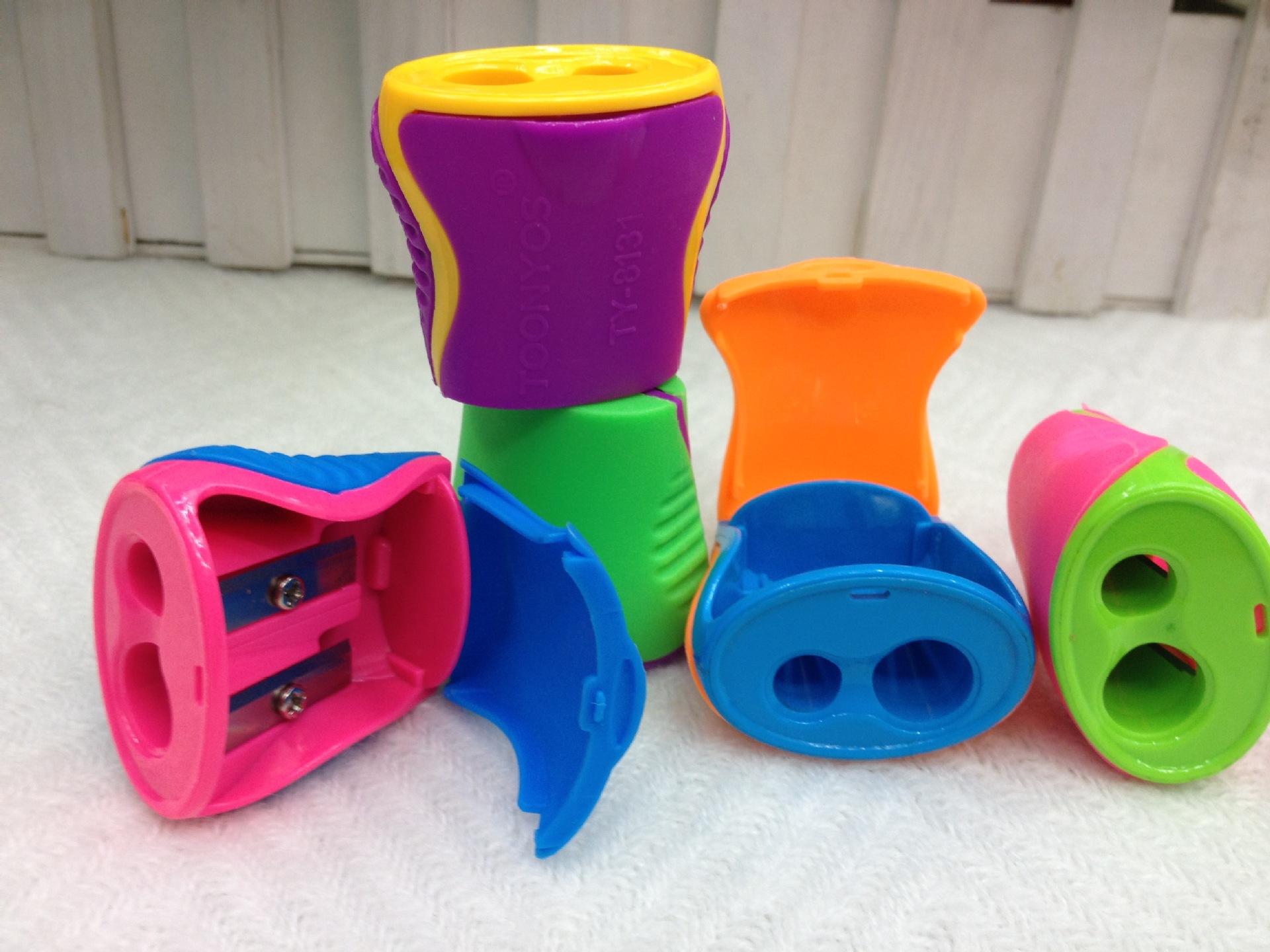 Geometric modelling double - hole pencil sharpener plastic big hole gouging wholesale Geometric modelling double - hole pencil sharpener plastic big hole gouging wholesale
