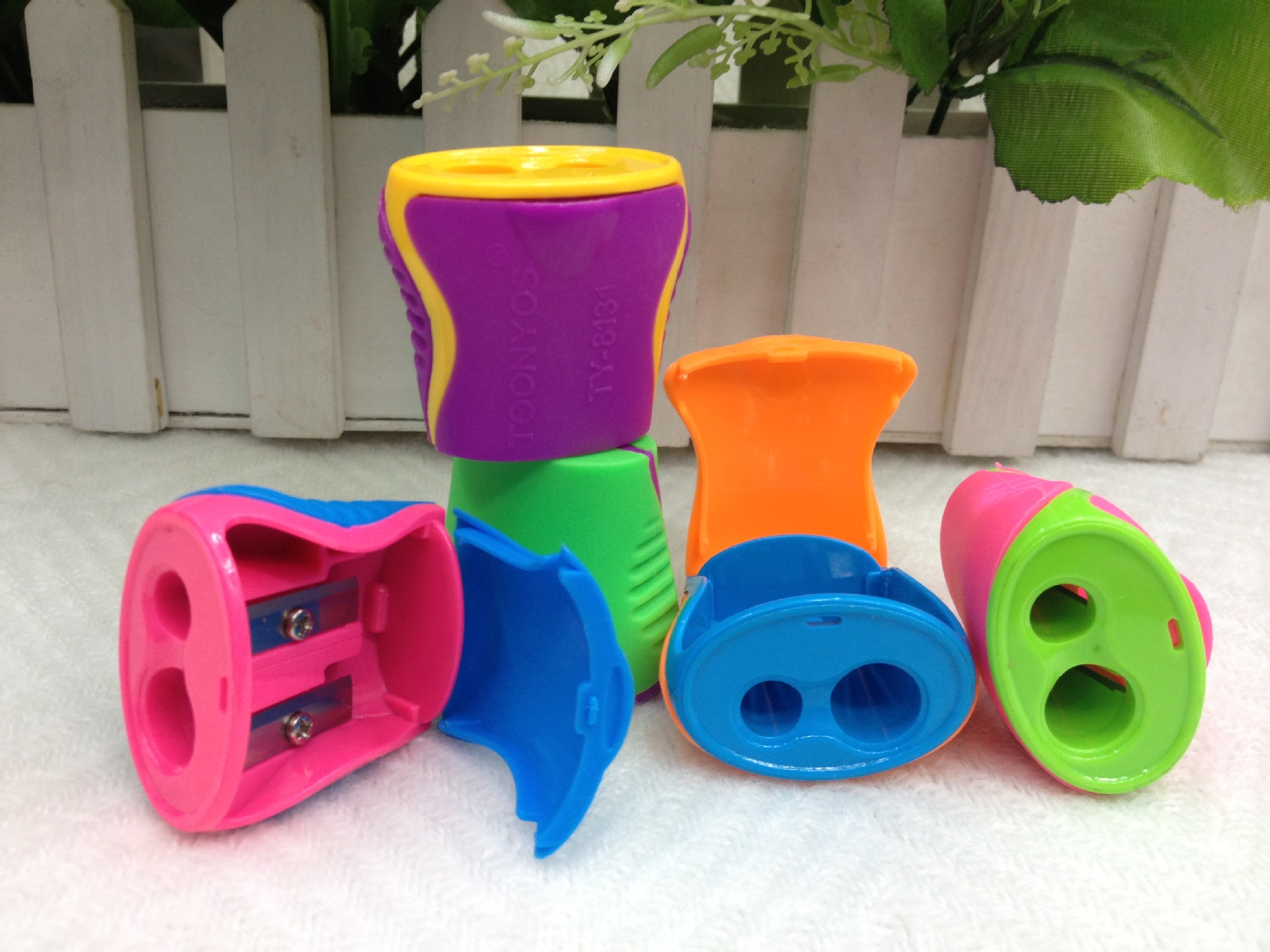 Geometric modelling double - hole pencil sharpener plastic big hole gouging wholesale Geometric modelling double - hole pencil sharpener plastic big hole gouging wholesale