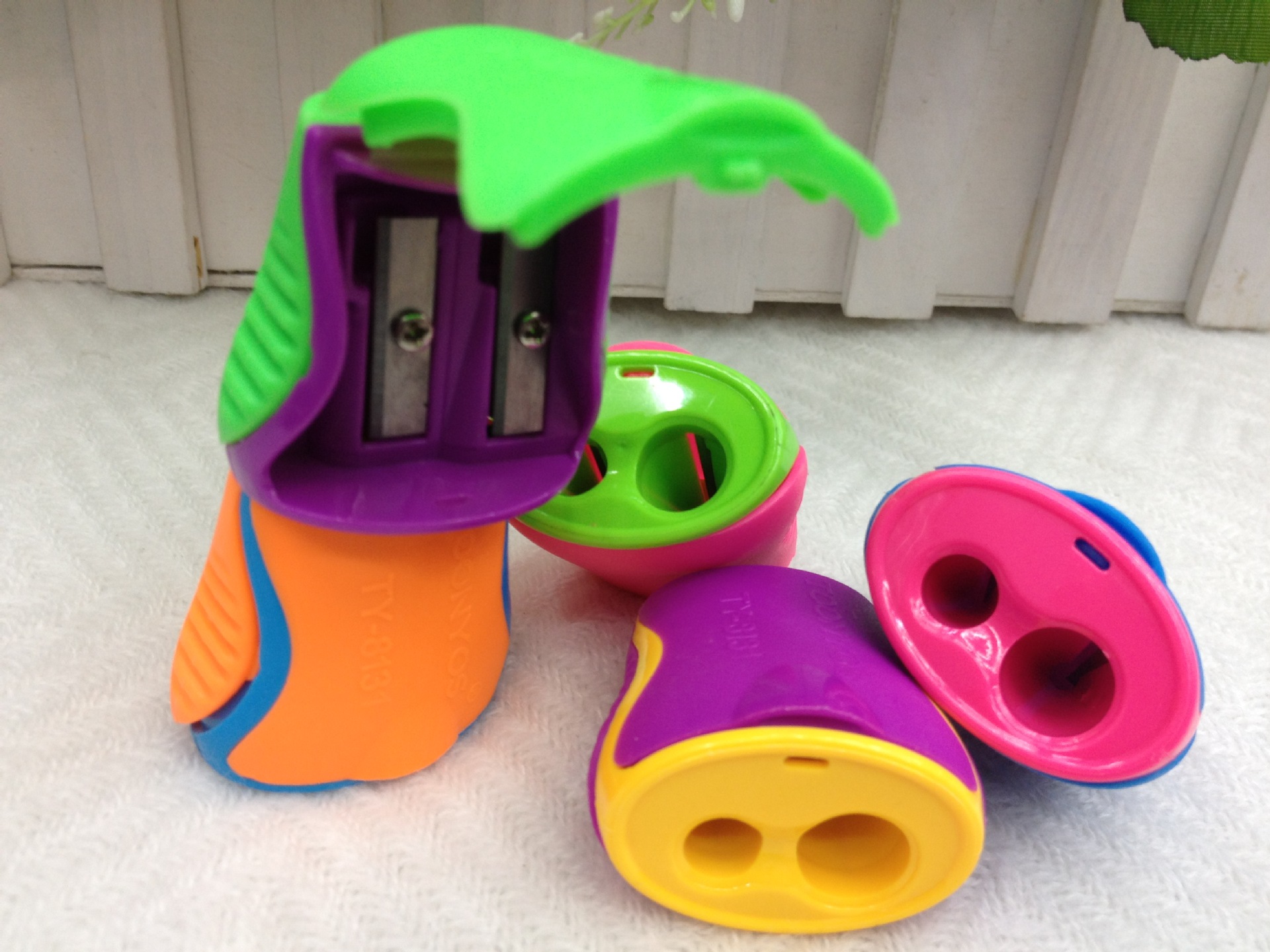 Geometric modelling double - hole pencil sharpener plastic big hole gouging wholesale Geometric modelling double - hole pencil sharpener plastic big hole gouging wholesale