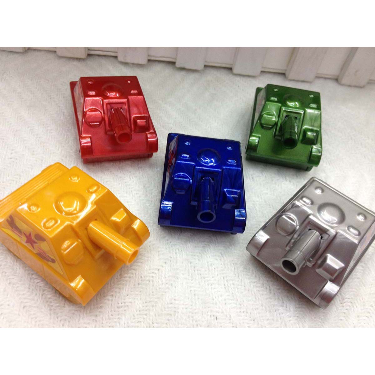 Cartoon tank shaped pencil sharpener double hole school supplies pencil knife wholesale