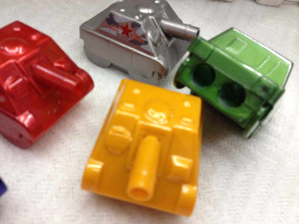 Cartoon tank shaped pencil sharpener double hole school supplies pencil knife wholesale