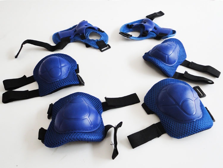 God over the children riding gear suit roller skating skates protective door thickening
