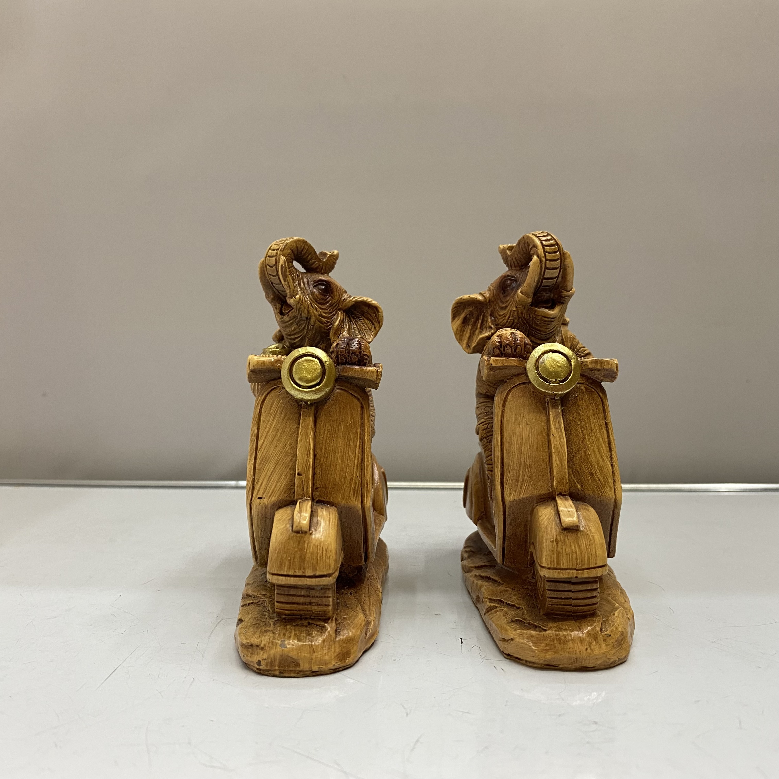Resin Crafts Creative Cute Wood-like Elephant Cycling Elephant Decoration Living Room TV Cabinet Home Ornaments Resin Crafts Creative Cute Wood-like Elephant Cycling Elephant Decoration Living Room TV Cabinet Home Ornaments