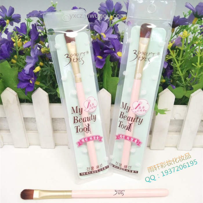 Farrah's advanced eyeshadow brush A28 clean and soft brush