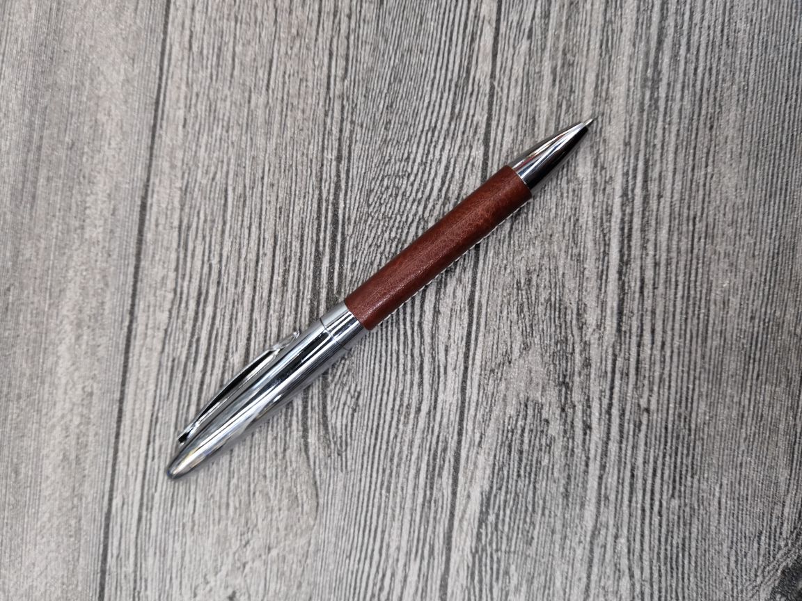 Key chain + metal ballpoint pen + business card case Key chain + metal ballpoint pen + business card case