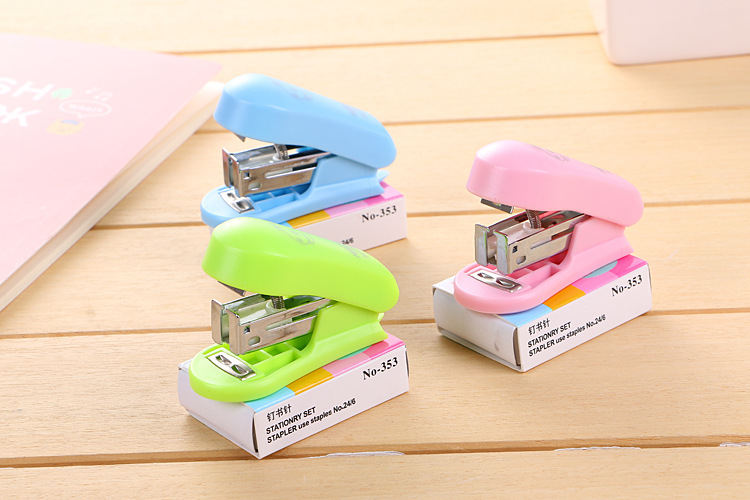 Mini stapler cute student stationery office supplies bookbinding machine send book needle set with stapler