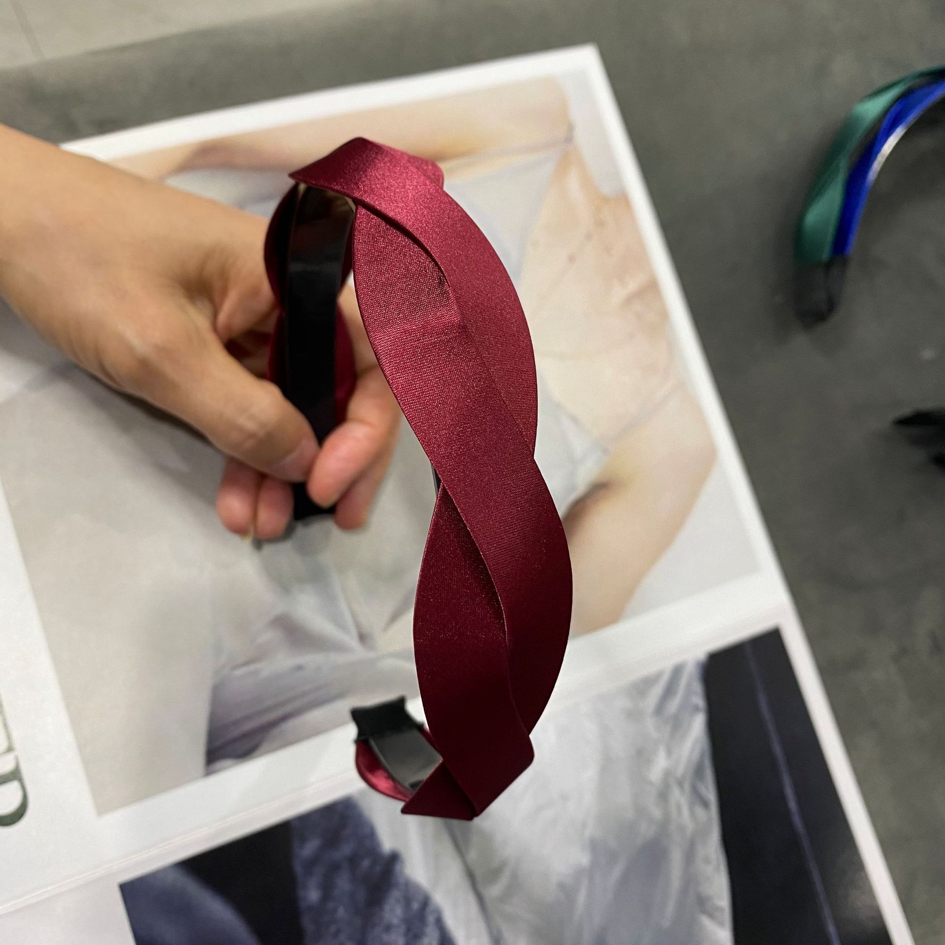 Korean Dongdaemun Ins Internet Celebrity Same Boutique Women&#039;s Retro Easy Matching Simple Wave Headband Non-Slip Hair Band
