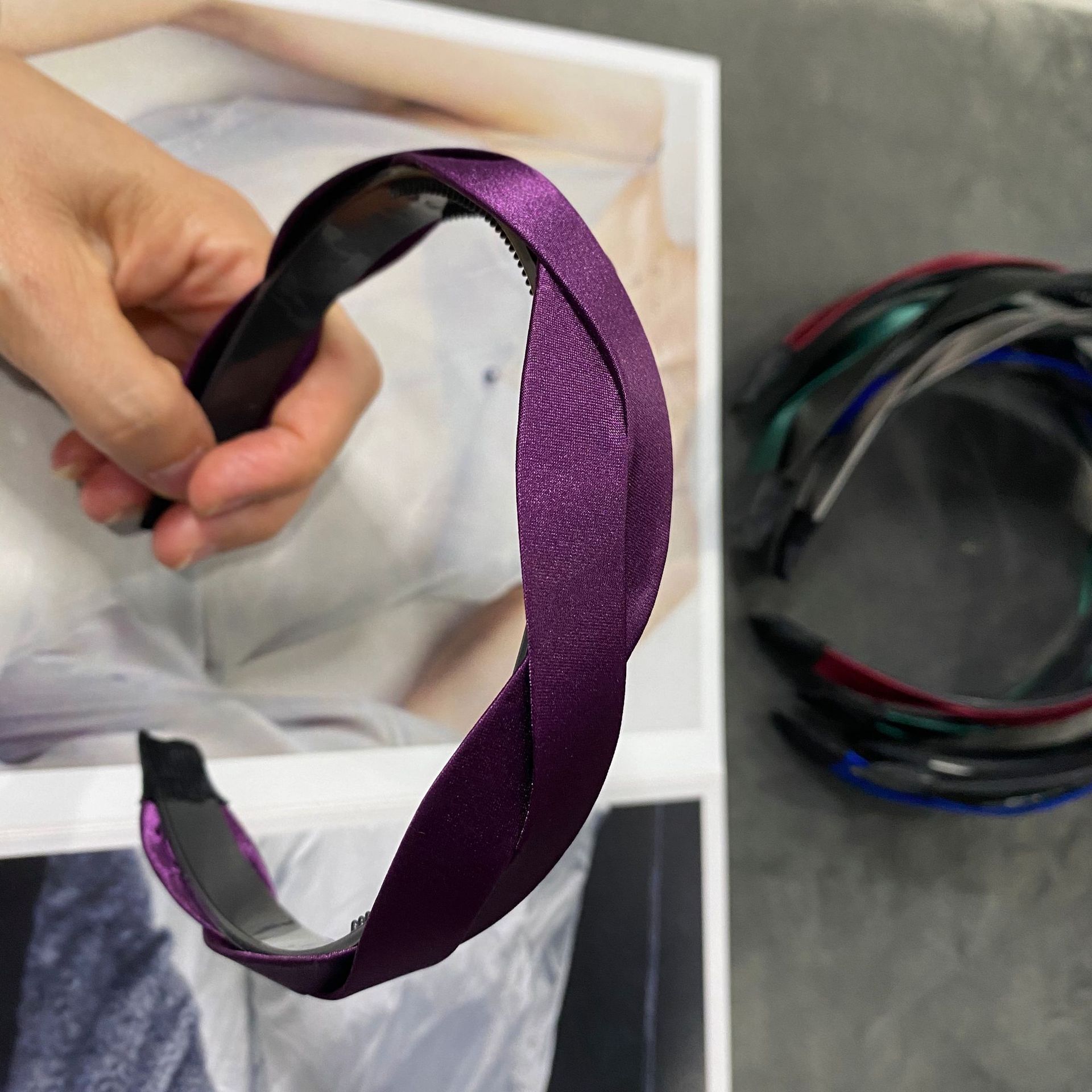 Korean Dongdaemun Ins Internet Celebrity Same Boutique Women's Retro Easy Matching Simple Wave Headband Non-Slip Hair Band Korean Dongdaemun Ins Internet Celebrity Same Boutique Women's Retro Easy Matching Simple Wave Headband Non-Slip Hair Band