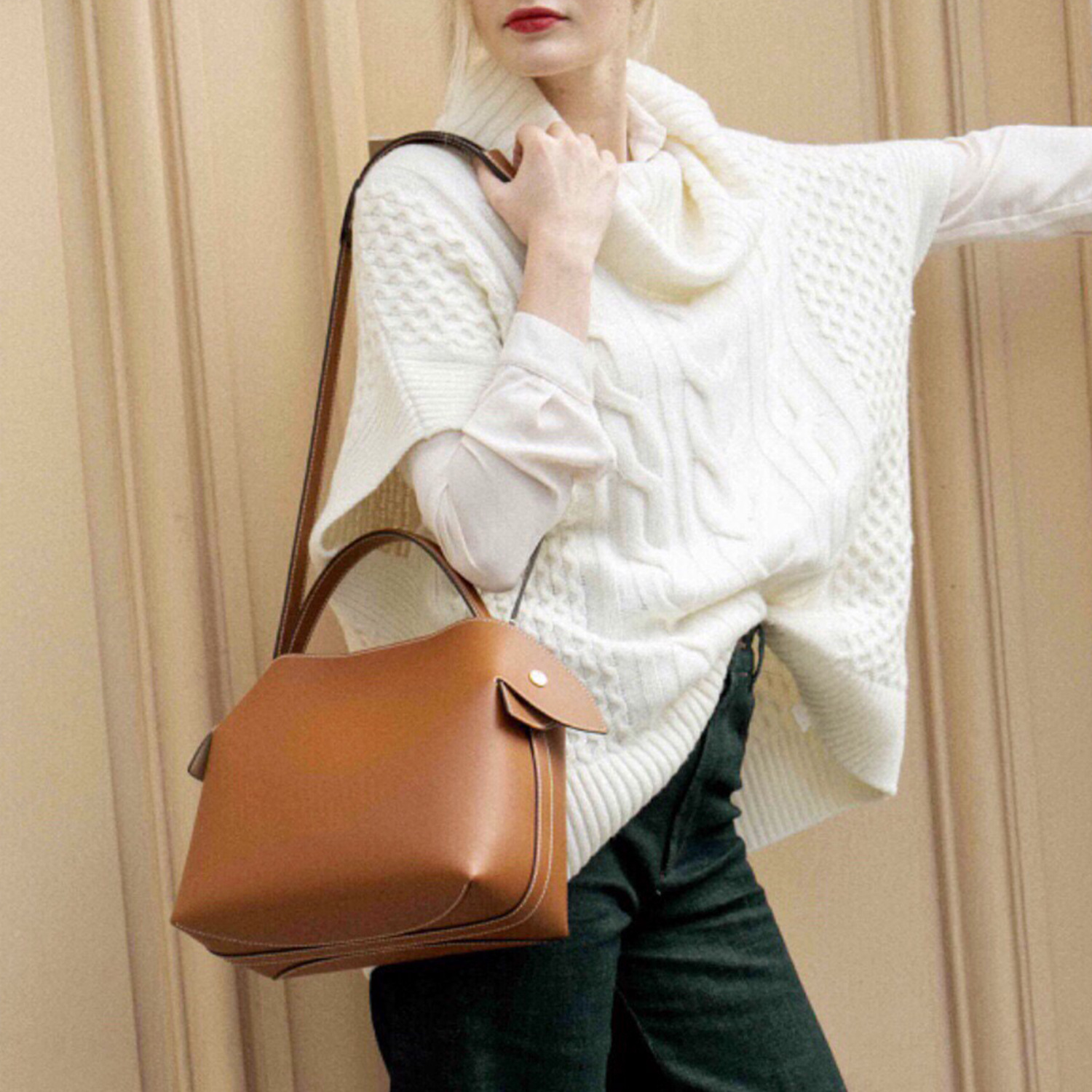 2022 Export to France Foreign Trade Niche Swan Baotou Layer Litchi Pattern Cowhide Tote Half-Handmade Commuter Women's Bag 2022 Export to France Foreign Trade Niche Swan Baotou Layer Litchi Pattern Cowhide Tote Half-Handmade Commuter Women's Bag