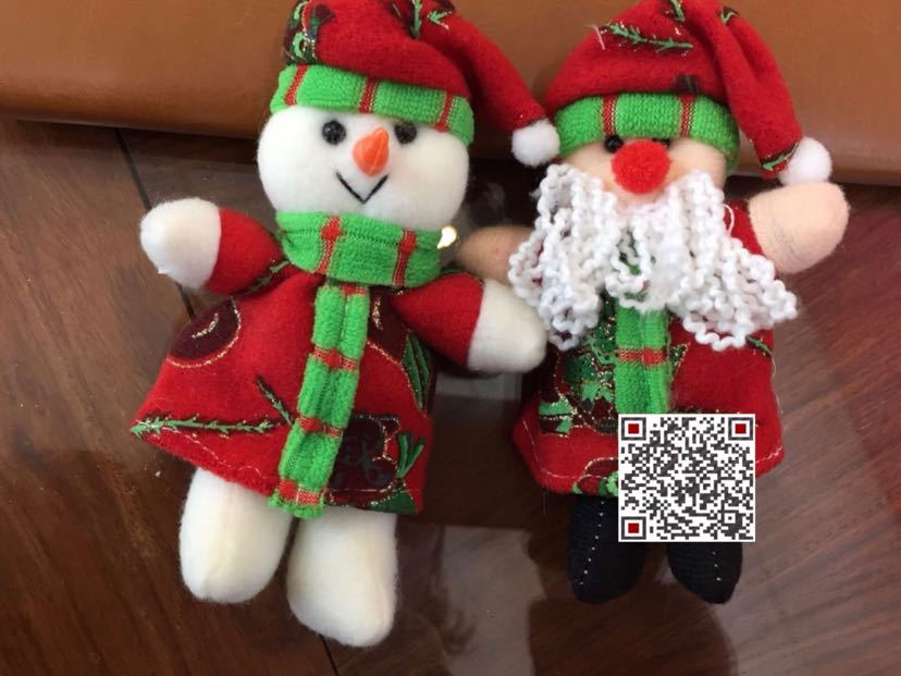 The Christmas tree is decorated with the Santa Claus bear.