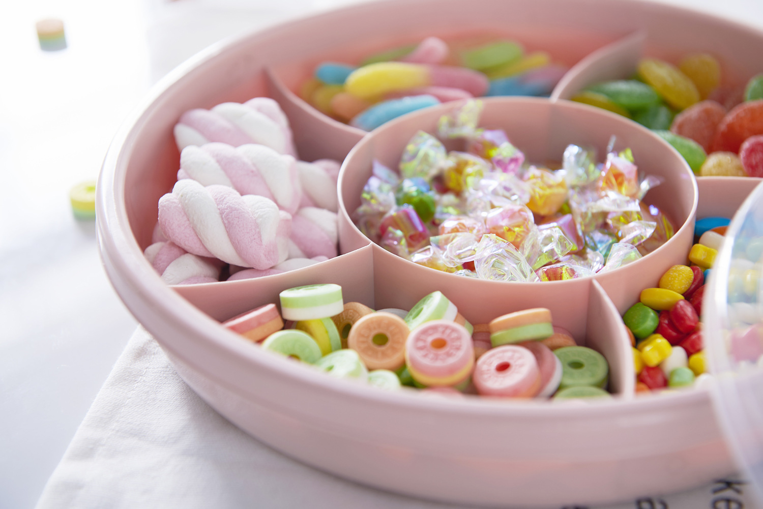 Covered Compartment Candy Box European Style Living Room Fruit Snack Storage Box Plastic Wedding Dried Fruit Tray Covered Compartment Candy Box European Style Living Room Fruit Snack Storage Box Plastic Wedding Dried Fruit Tray