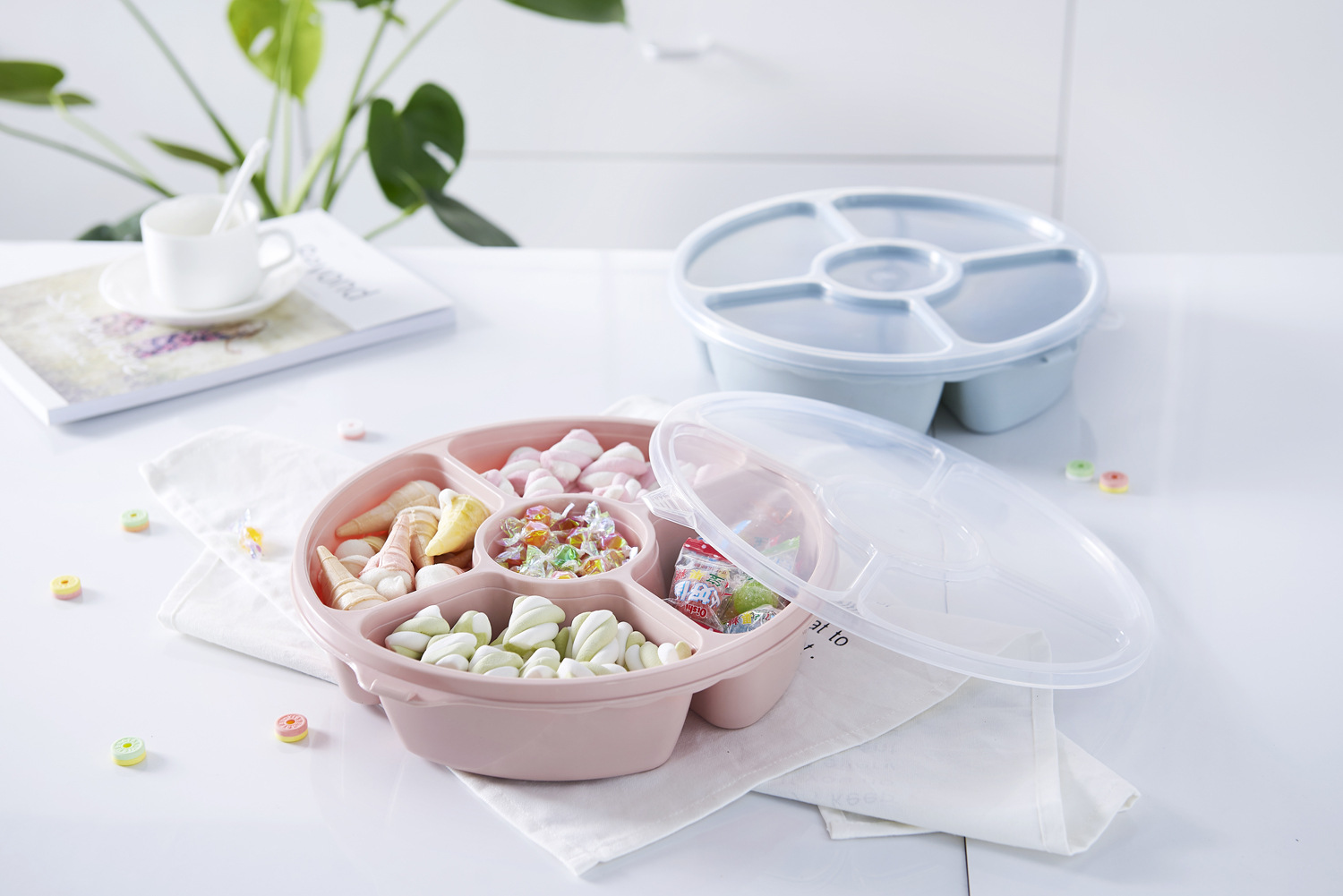 Covered Compartment Candy Box European Style Living Room Fruit Snack Storage Box Plastic Wedding Dried Fruit Tray Covered Compartment Candy Box European Style Living Room Fruit Snack Storage Box Plastic Wedding Dried Fruit Tray