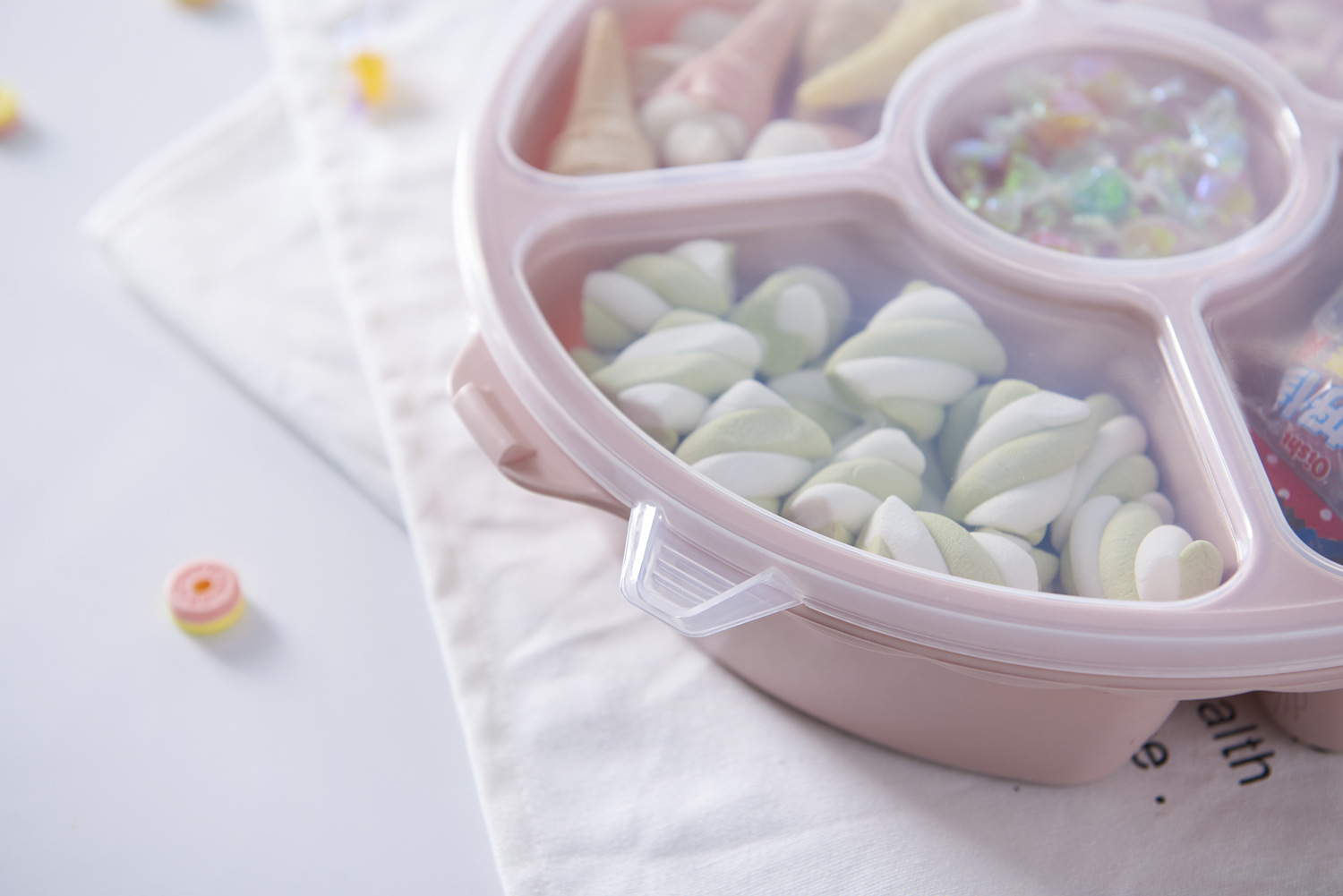 Covered Compartment Candy Box European Style Living Room Fruit Snack Storage Box Plastic Wedding Dried Fruit Tray Covered Compartment Candy Box European Style Living Room Fruit Snack Storage Box Plastic Wedding Dried Fruit Tray