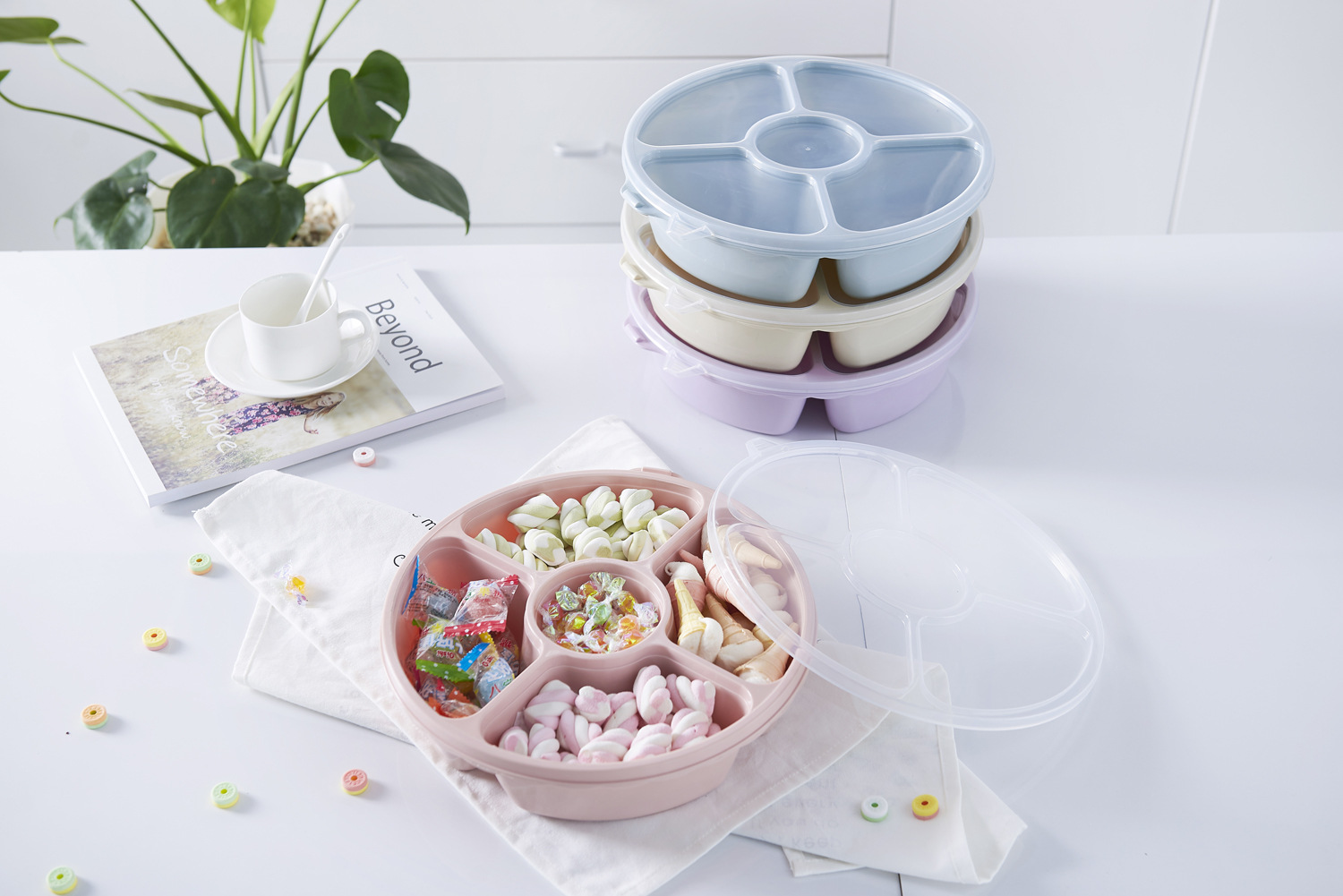 Covered Compartment Candy Box European Style Living Room Fruit Snack Storage Box Plastic Wedding Dried Fruit Tray Covered Compartment Candy Box European Style Living Room Fruit Snack Storage Box Plastic Wedding Dried Fruit Tray