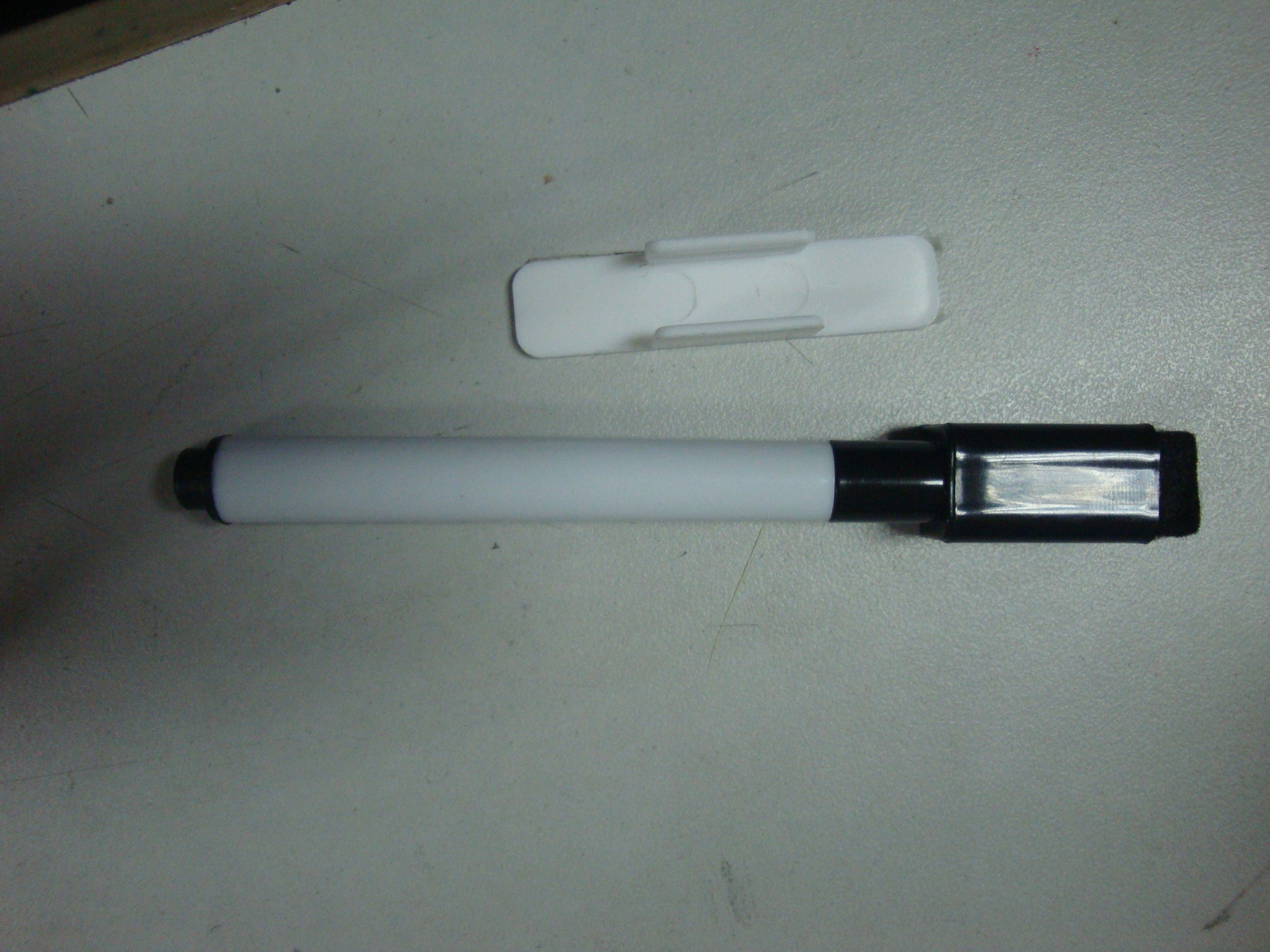 Manufacturers Whiteboard pen pen holder, pencil holder pen accessories plastic clip clasp 4.8*1.3