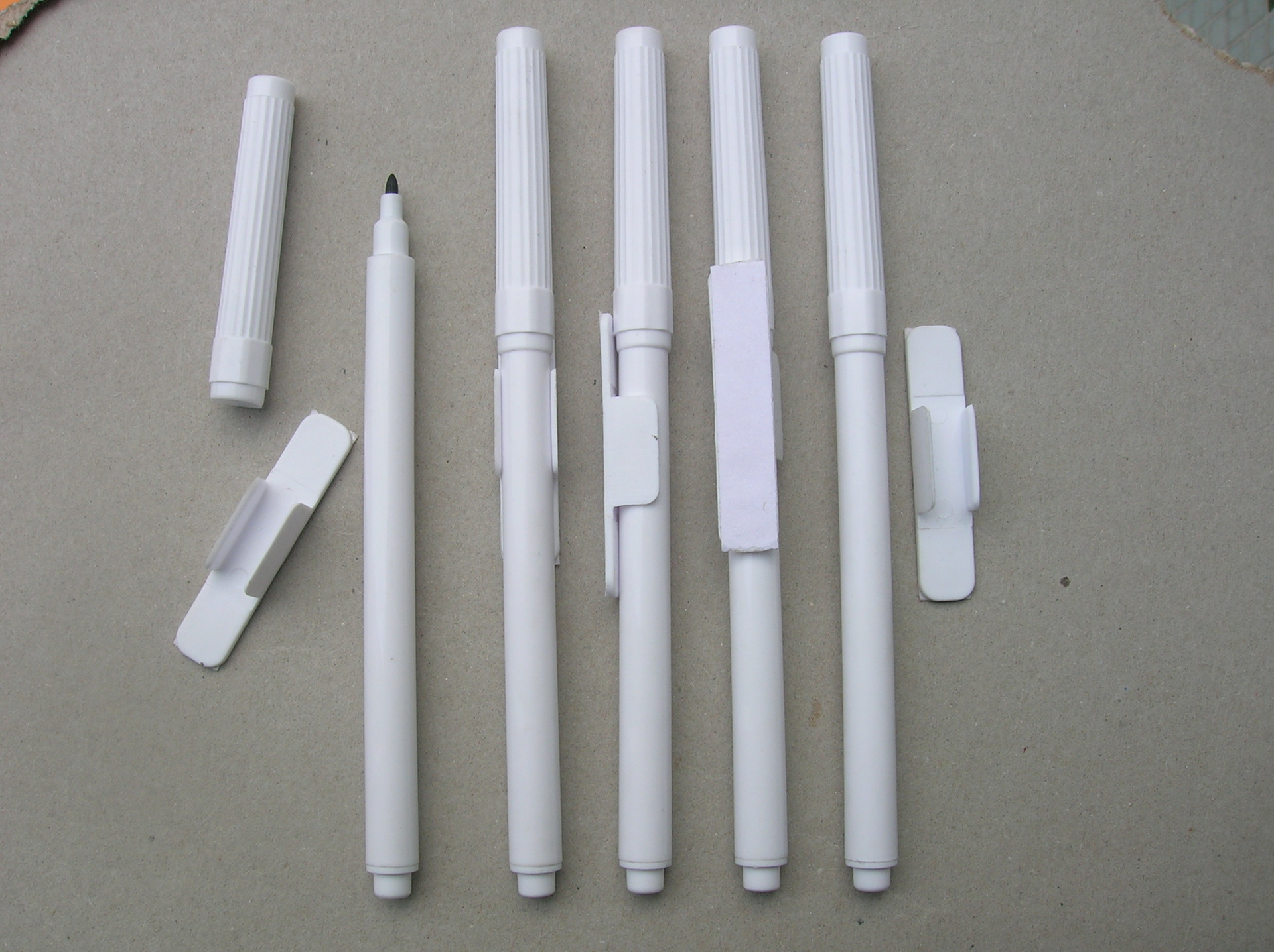 Manufacturers Whiteboard pen pen holder, pencil holder pen accessories plastic clip clasp 4.8*1.3