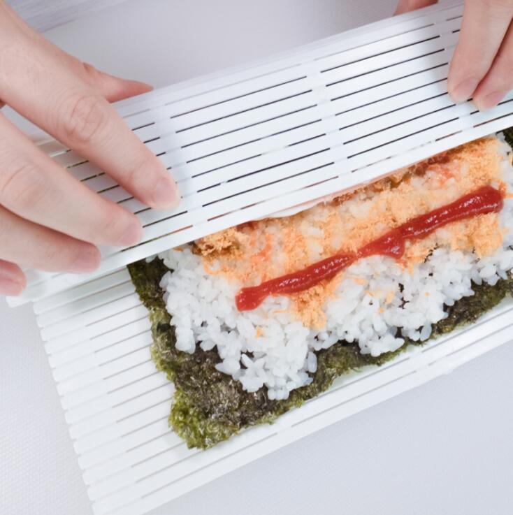 DIY kitchen tools plastic sushi roll curtain nori roll seaweed wrap rice special hand roll sushi DIY kitchen tools plastic sushi roll curtain nori roll seaweed wrap rice special hand roll sushi