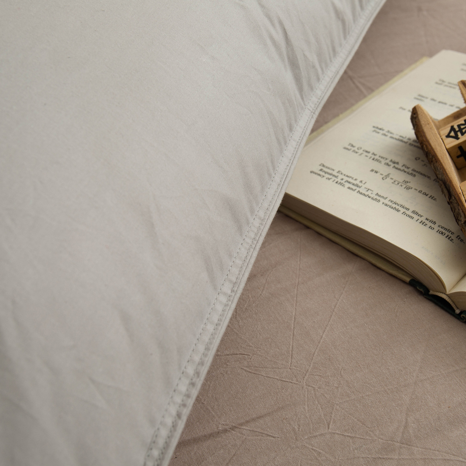 Manufacturer&#039;s Japanese-Style Silk Feather Pillow Cotton Silk Feather Pillow-Core Adult Single Pillow