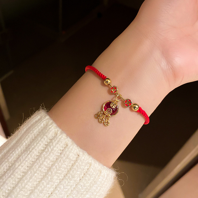 2021 New Year of the Year of the Tiger Red Rope Bracelet Female Woven Hand Strap Couple Fortune Red Chinese New Year Bracelet Female 2021 New Year of the Year of the Tiger Red Rope Bracelet Female Woven Hand Strap Couple Fortune Red Chinese New Year Bracelet Female