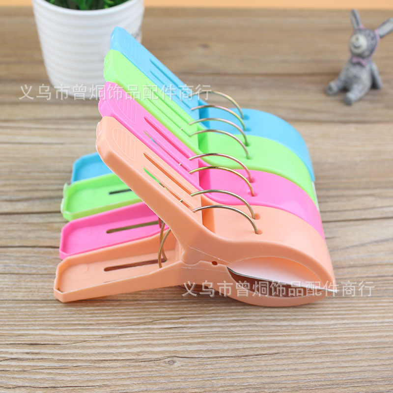 Extra thick plastic clip color coat with large size strong windproof quilts 4 for 1 yuan and 2 yuan
