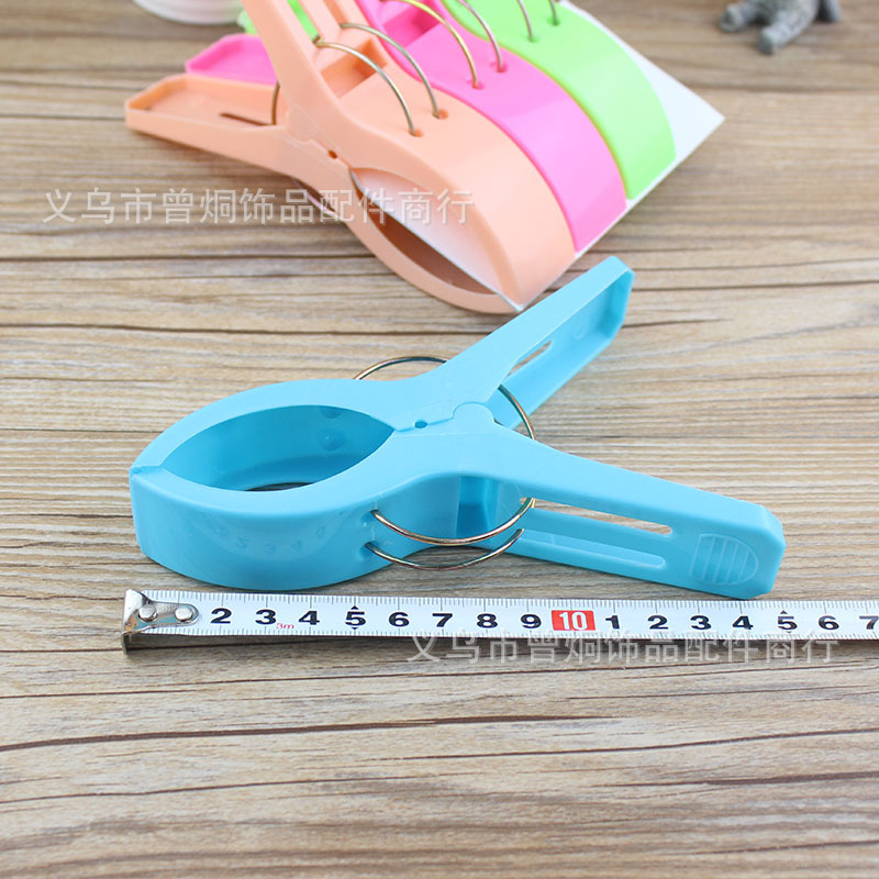 Extra thick plastic clip color coat with large size strong windproof quilts 4 for 1 yuan and 2 yuan Extra thick plastic clip color coat with large size strong windproof quilts 4 for 1 yuan and 2 yuan