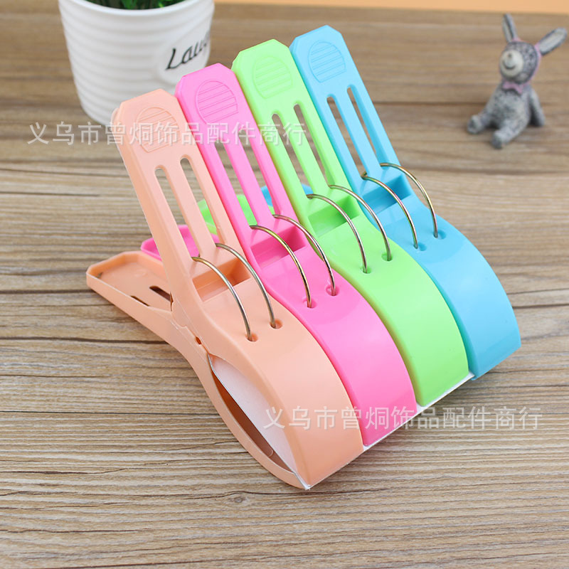 Extra thick plastic clip color coat with large size strong windproof quilts 4 for 1 yuan and 2 yuan Extra thick plastic clip color coat with large size strong windproof quilts 4 for 1 yuan and 2 yuan